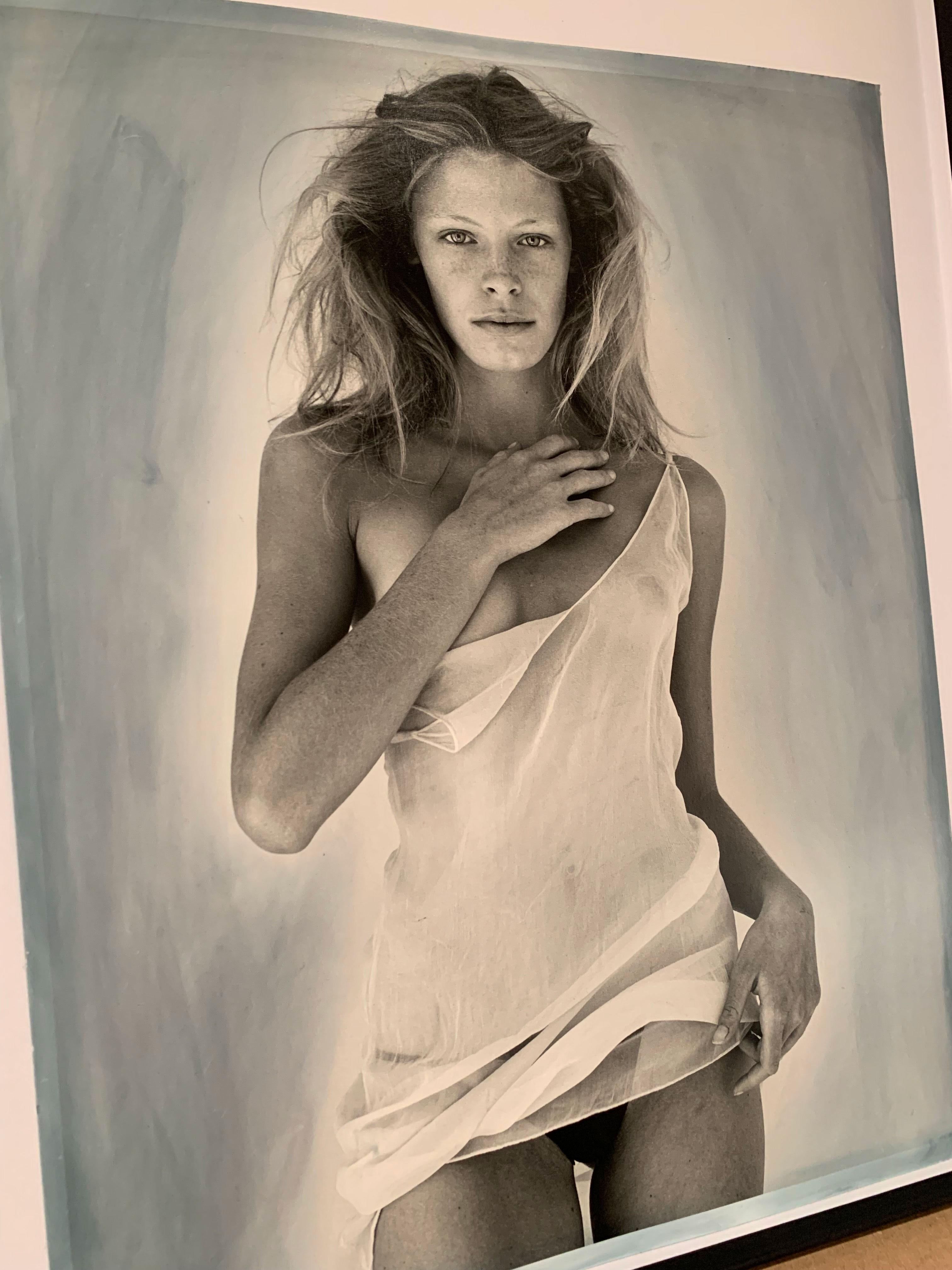 Tanga Moreau, Pirelli-Sitzung für die Pirelli Cal 1998, Handkolorierter Druck (Braun), Nude Photograph, von Bruce Weber