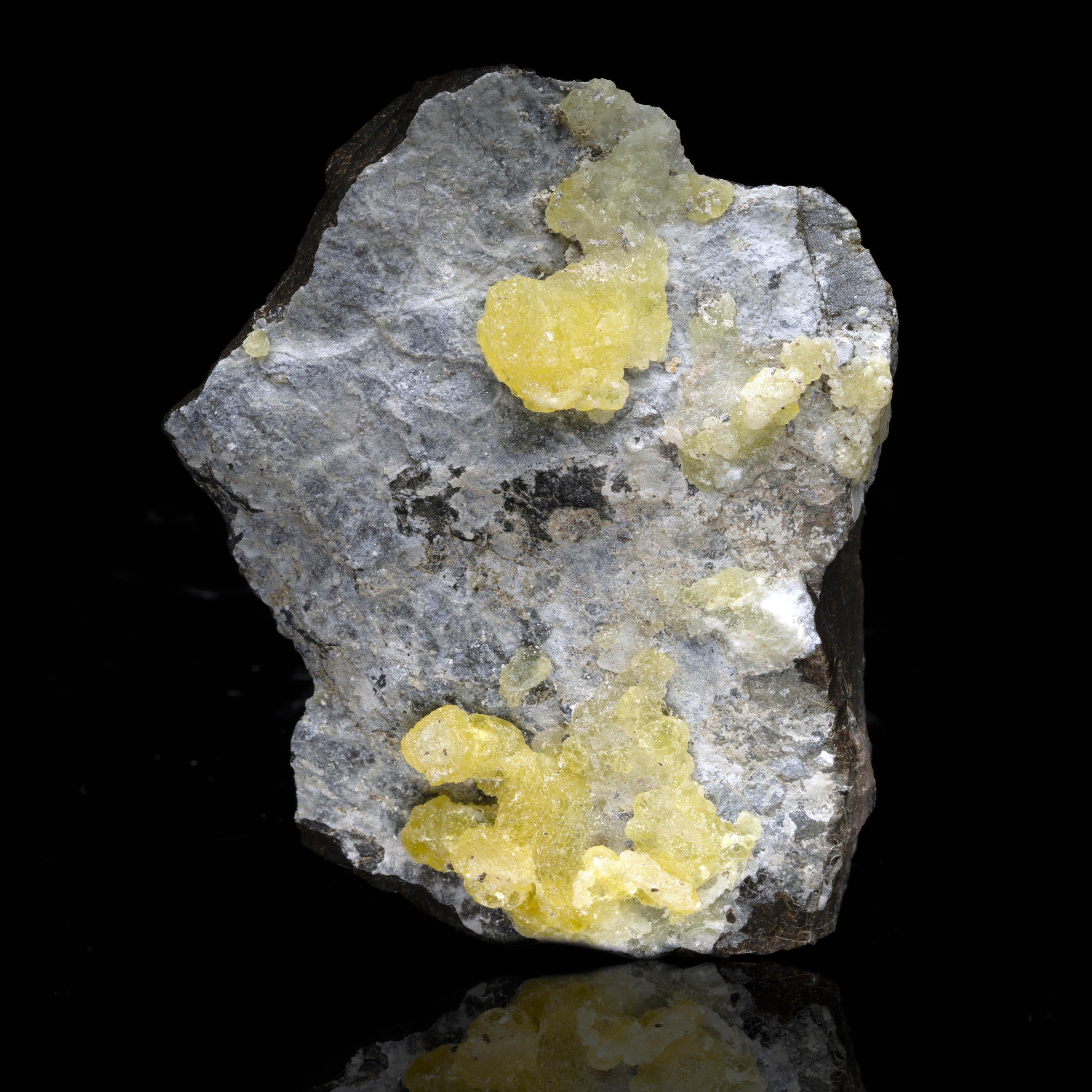 Ce spécimen de couleur crayon de cristaux de brucite jaune sur une matrice substantielle présente un éclat cireux. Cette pièce unique et joyeuse égayera toute collection de minéraux fins.

Dimensions : 3-1/8 