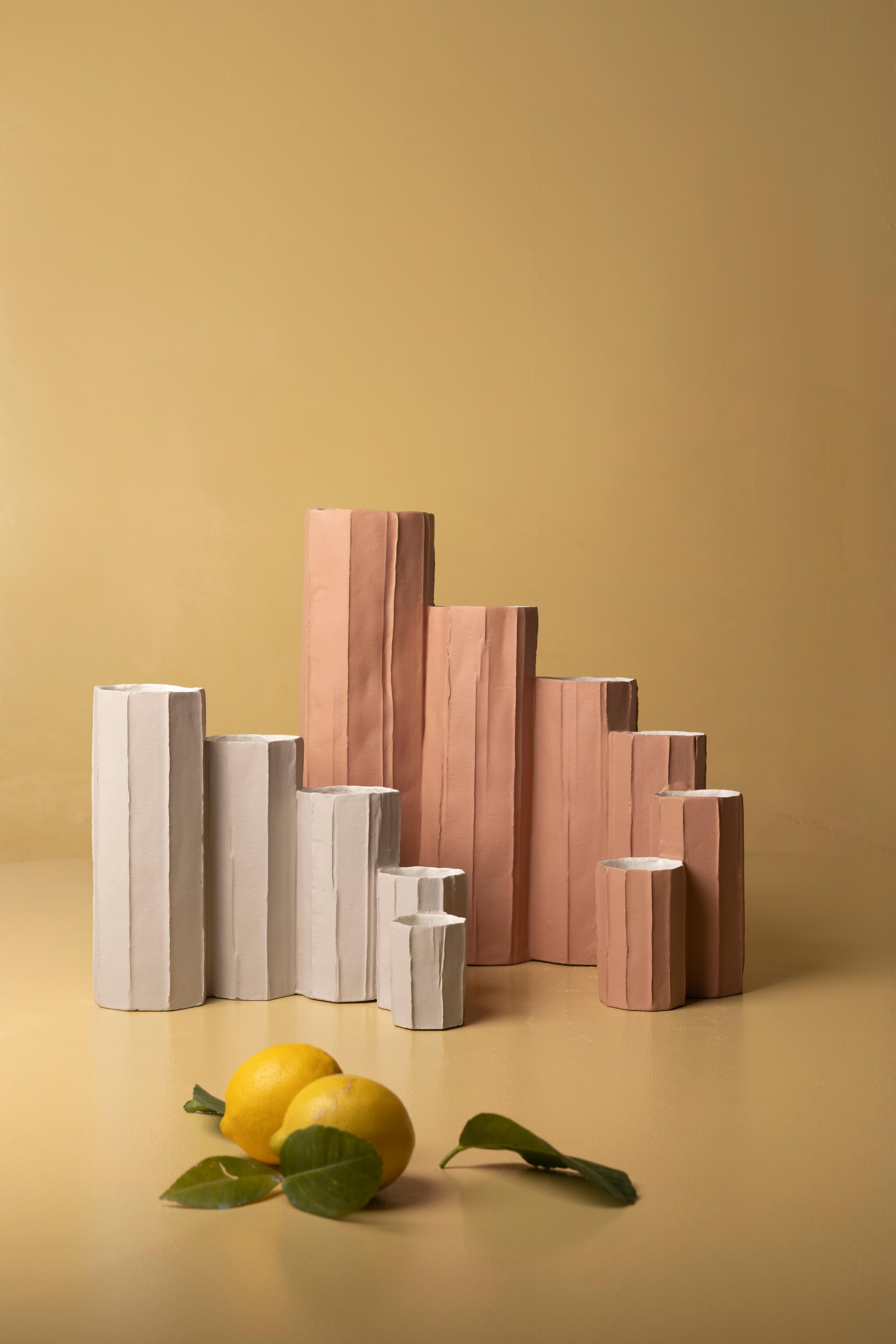 Bruco è una delle ultime collezioni di Paola, ispirata alla natura, che traduce le forme organiche in una composizione dinamica. Volumi di altezze e diametri diversi creano un ritmo sinuoso, giocando con luci, ombre e texture. Il design evoca