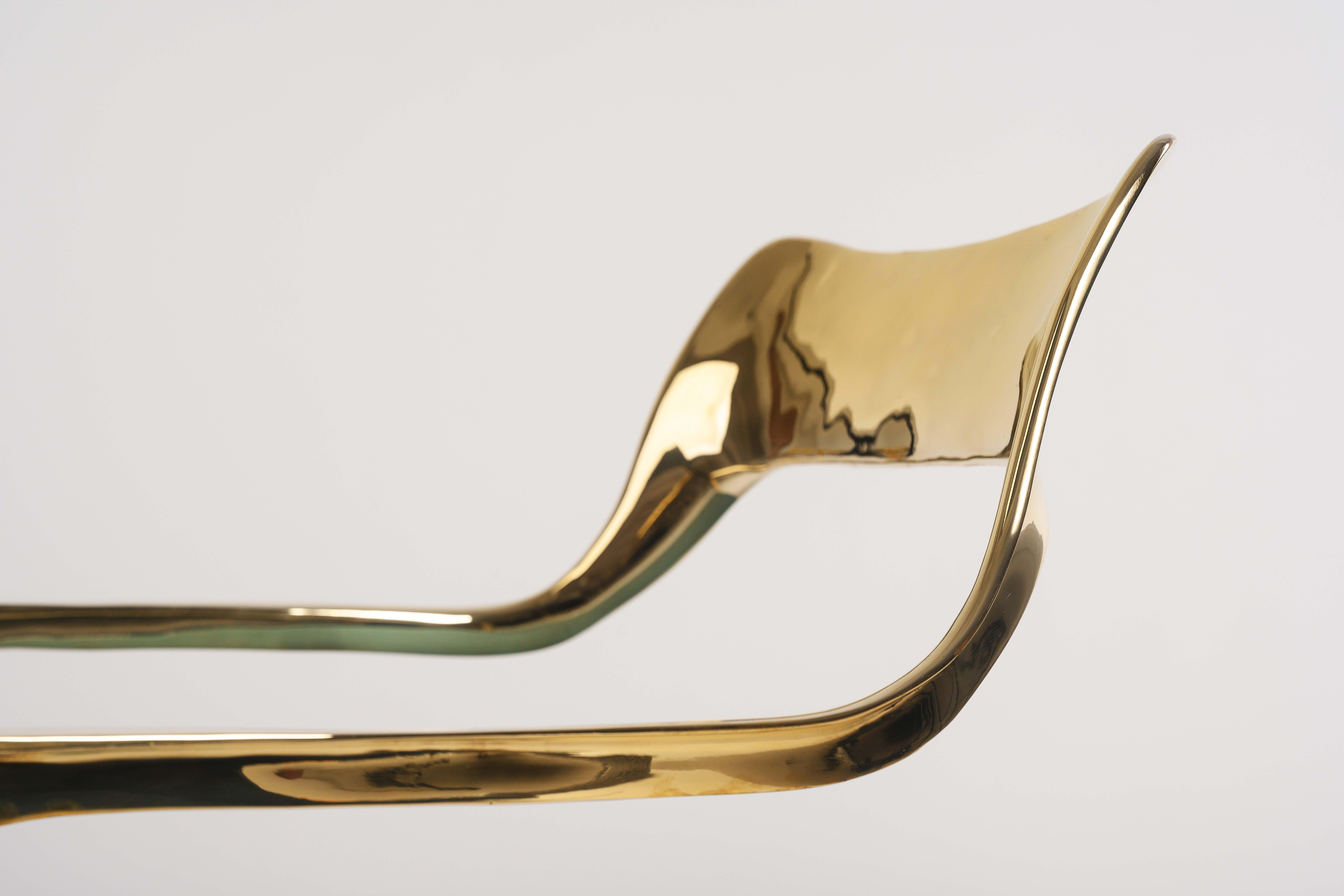 Moderne Fauteuil Bruda en bronze doré poli et soie marine par Elan Atelier, EN STOCK en vente