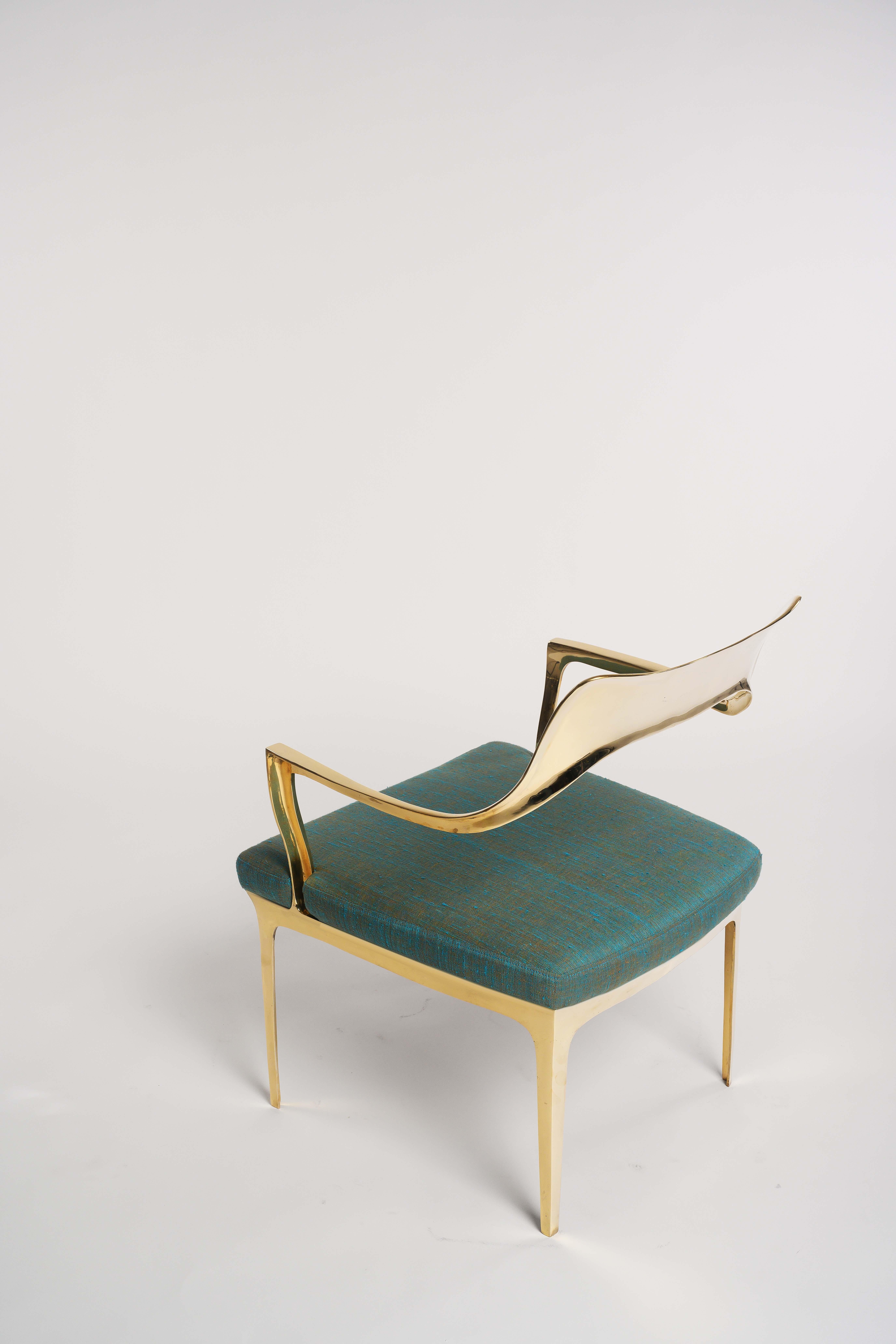 Bruda-Sessel aus polierter Goldbronze mit marineblauer Seide von Elan Atelier IN STOCK (Unbekannt) im Angebot