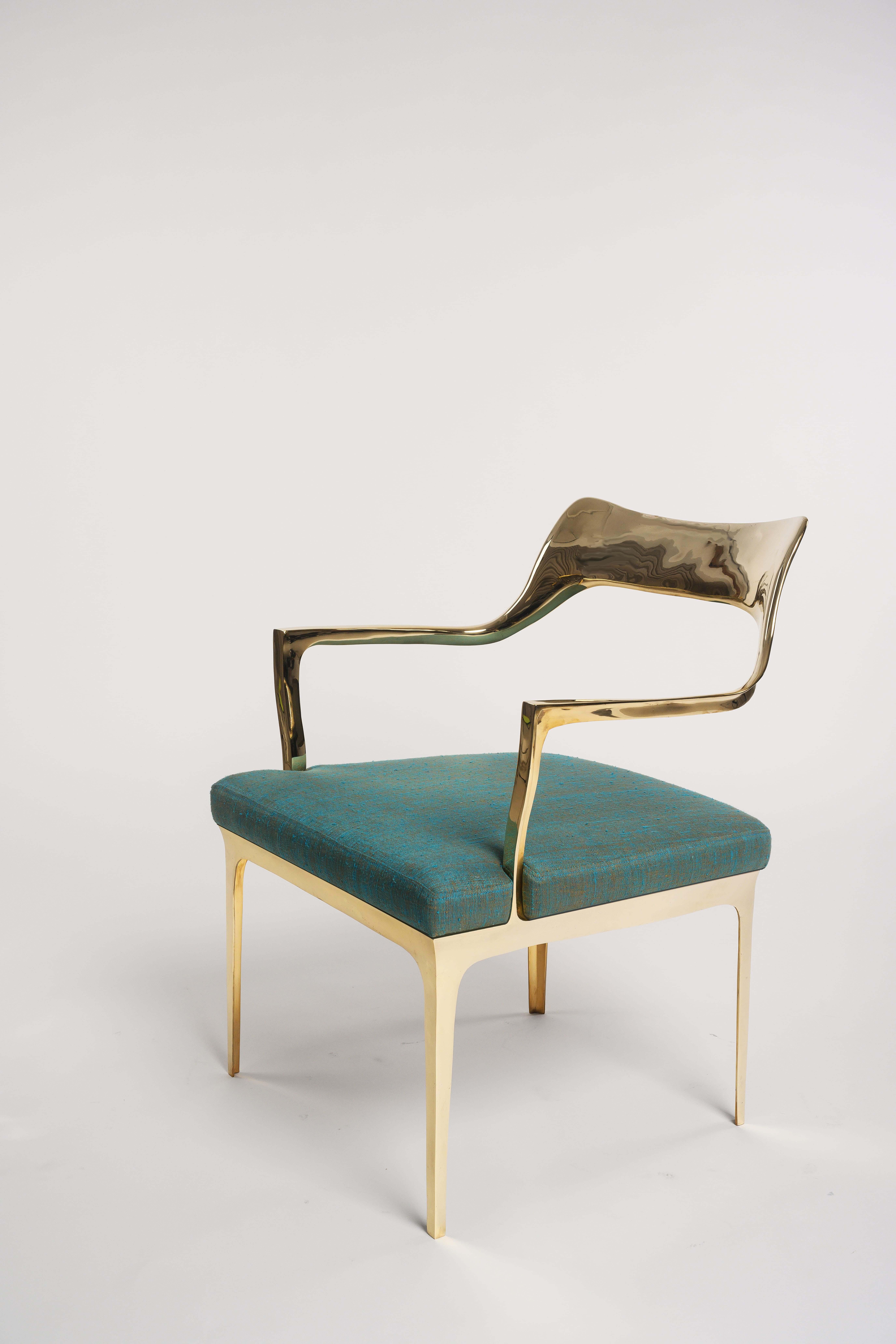 Bruda-Sessel aus polierter Goldbronze mit marineblauer Seide von Elan Atelier IN STOCK (21. Jahrhundert und zeitgenössisch) im Angebot