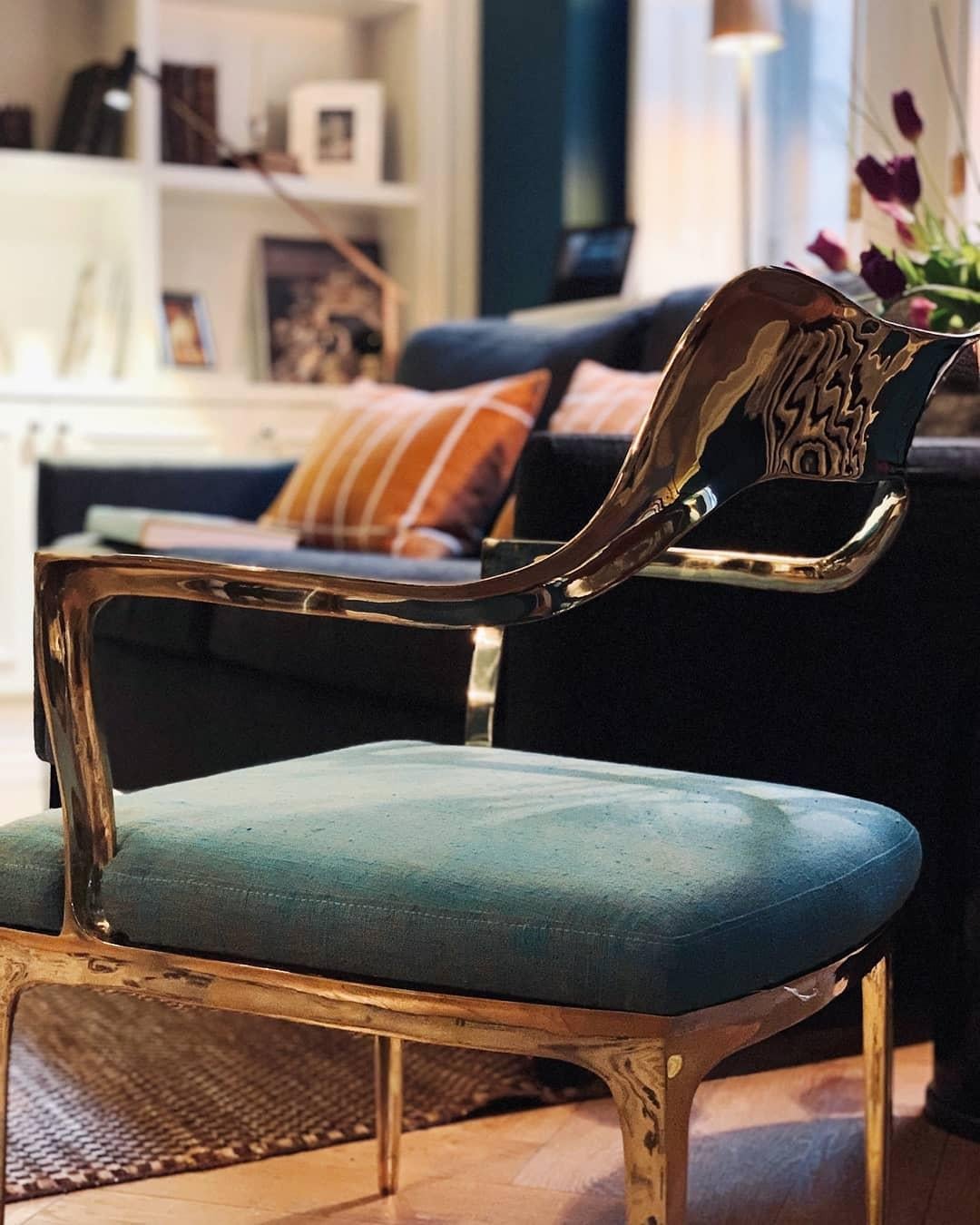 Bruda-Sessel aus polierter Goldbronze mit marineblauer Seide von Elan Atelier IN STOCK im Angebot 1