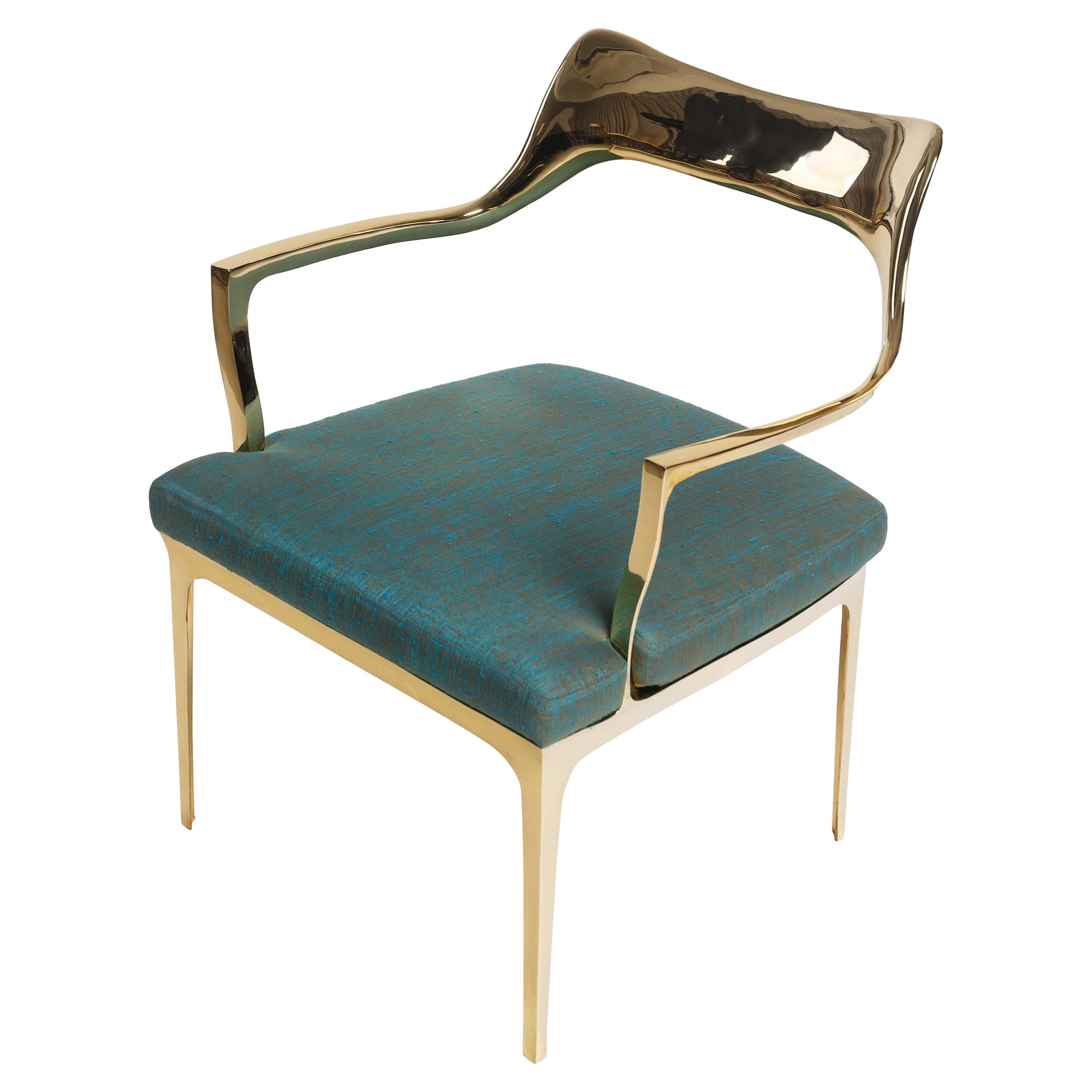 Fauteuil Bruda en bronze doré poli et soie marine par Elan Atelier, EN STOCK