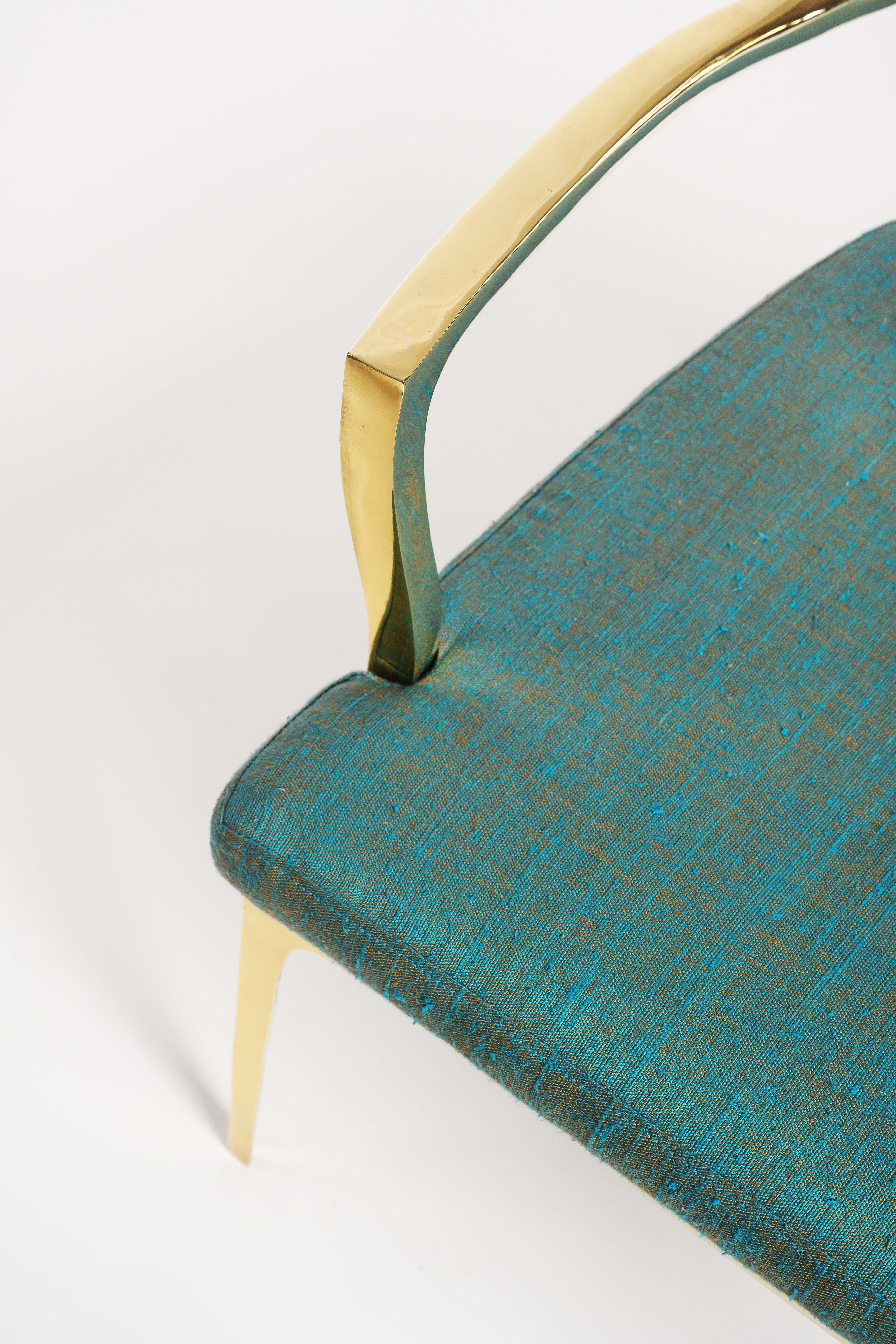 Disponible ahora y listo para enviar desde California. 

Fabricado a mano mediante el método de fundición a la cera perdida, el Bruda es un sillón contemporáneo de bronce dorado pulido con tapicería de seda azul marino. 

Dimensiones
An. 23 x Pr.