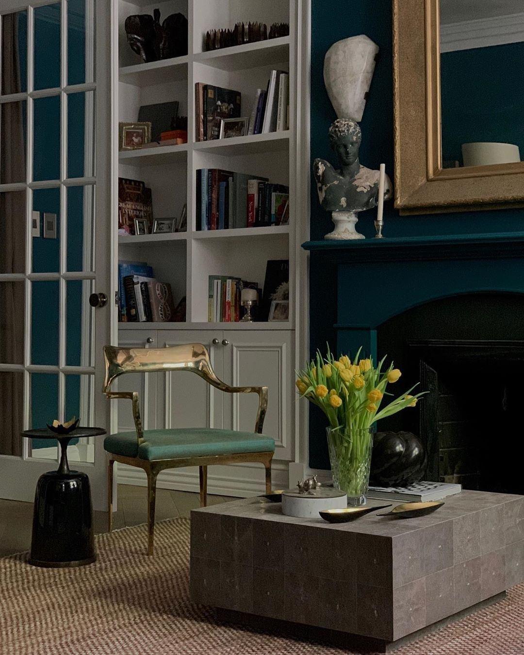 Silla Bruda en Bronce Dorado y Lino de Seda Azul Marino de Elan Atelier EN STOCK Siglo XXI y contemporáneo en venta