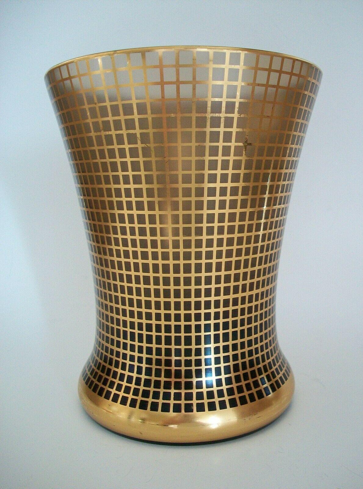 Brüder Podbira, Art Deco Topaz Glass Vase with Gilded Grid, C.R., circa 1930 In Good Condition For Sale In Chatham, ON