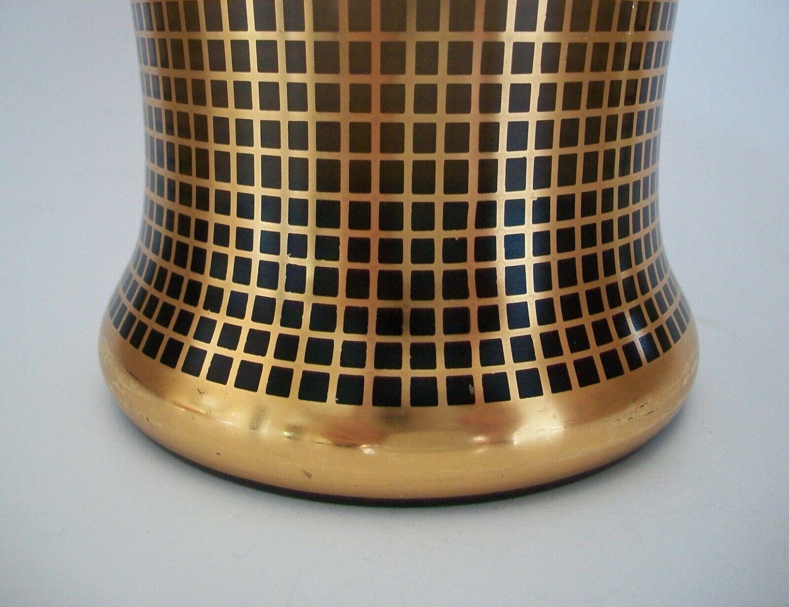 Vetro Brüder Podbira, Vaso in vetro Topazio Art Deco con griglia dorata, C. R., circa 1930 in vendita