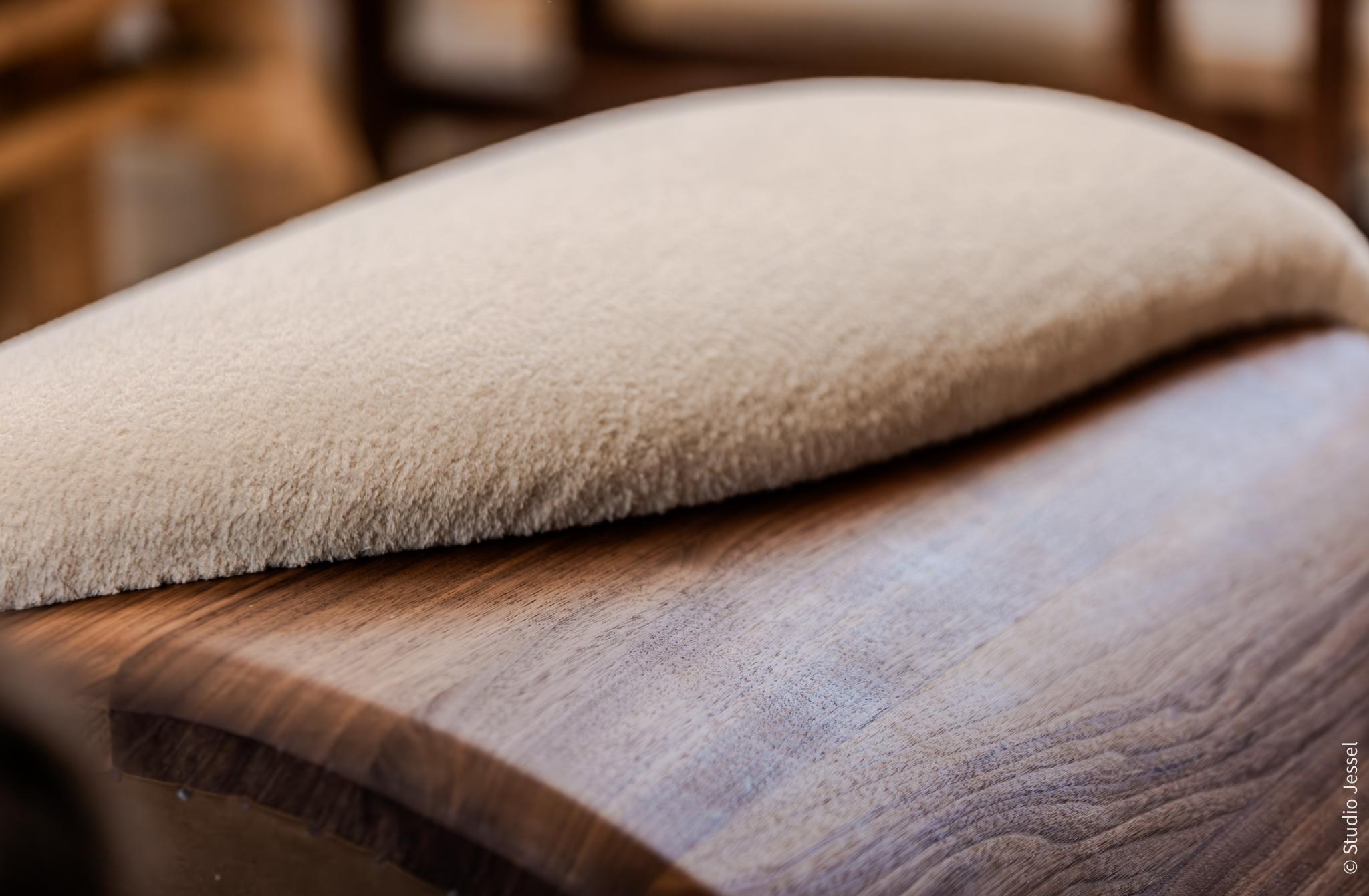 Sillón Ecume de Guillaume Chevalier
Dimensiones: P 76 x An 90 x Al 75 cm.
Materiales: Nogal americano macizo y tela.

Hecho a mano en Francia por Ateliers de Brimbois. Ejemplares firmados y numerados. Póngase en contacto con nosotros.

El sillón
