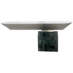 Table console Brueton en acier inoxydable et marbre illuminé par J. Wade Beam