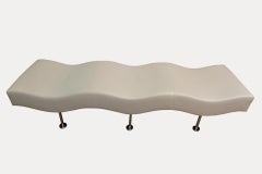 Banco Vintage Brueton Undulatus Wave con patas de acero inoxidable Tapa de cuero curtido