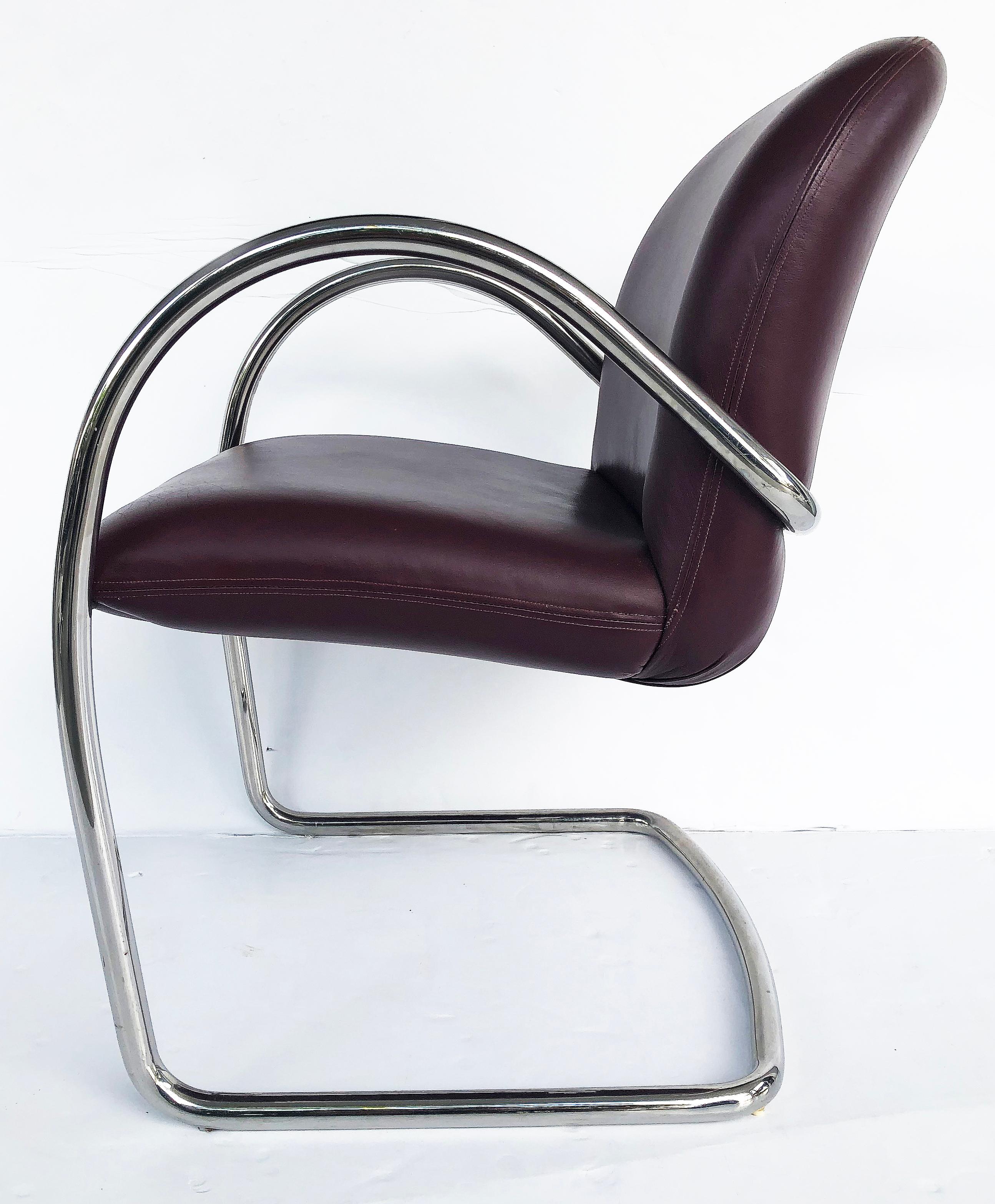 Chaises cantilever en cuir et inox Brueton, lot de 8 

Nous proposons à la vente un ensemble de huit (8) chaises cantilever Brueton avec des cadres tubulaires en acier inoxydable et un revêtement en cuir bordeaux. Les chaises sont munies