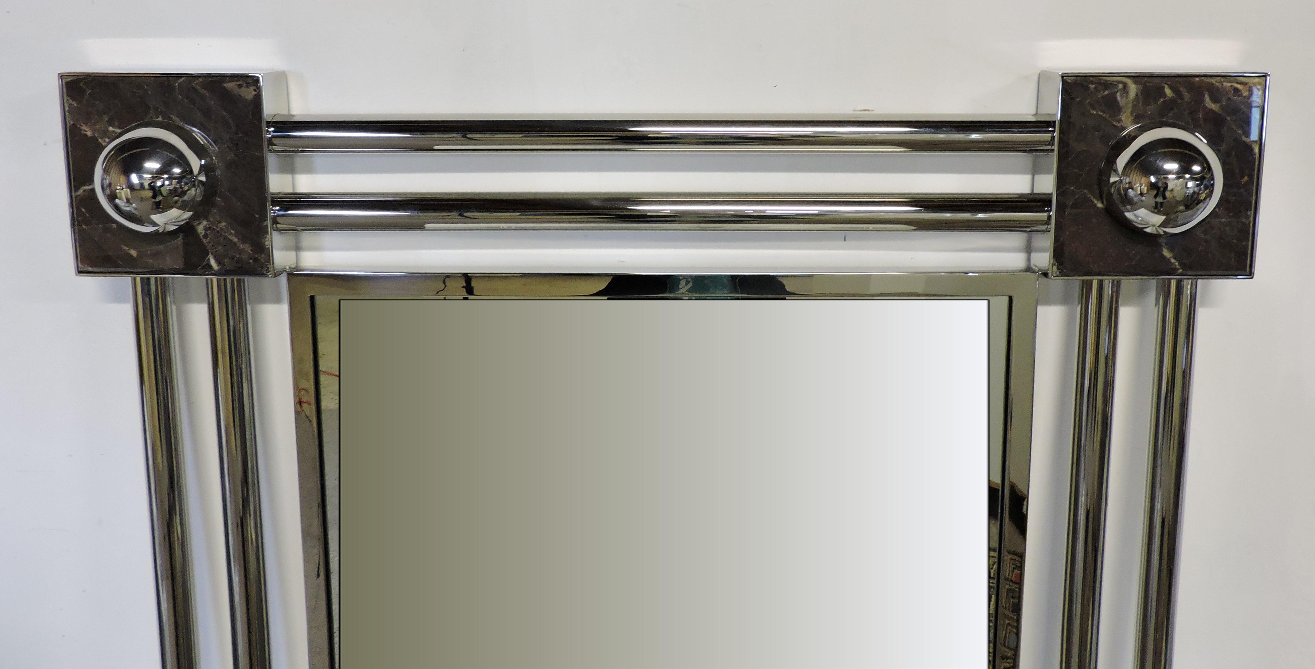 Miroir Reflection Two d'une beauté saisissante, conçu par J. Wade Beam et fabriqué par Brueton, fabricant de meubles haut de gamme. Ce grand miroir a un cadre en tube d'acier inoxydable poli avec des accents de marbre dans les quatre coins.