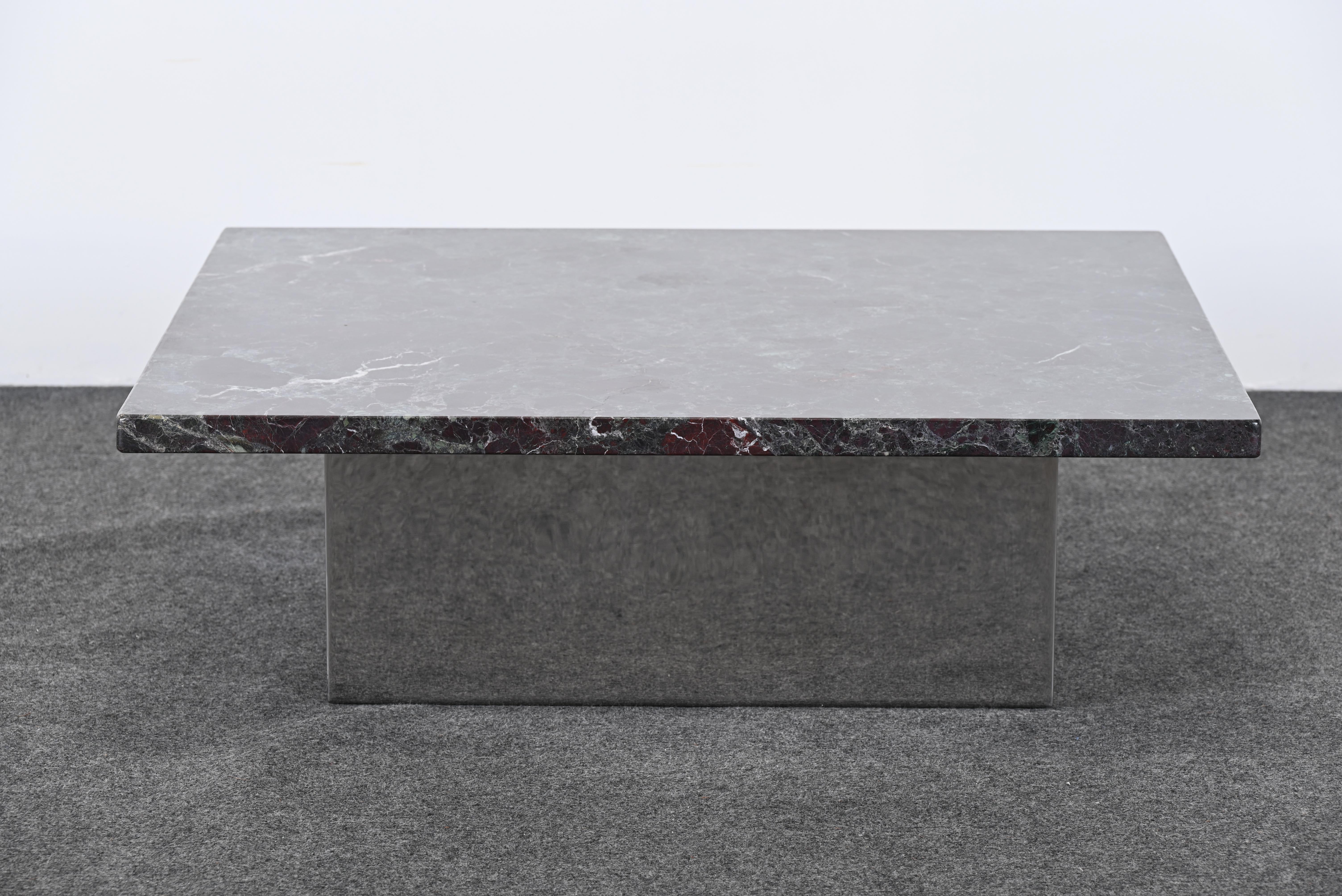 Une table basse ou une table de cocktail monolithique unique de style industriel, moderne du milieu du siècle, post-moderne et contemporain. Cette table monumentale est composée d'une base en acier inoxydable et d'un magnifique plateau de café vert,