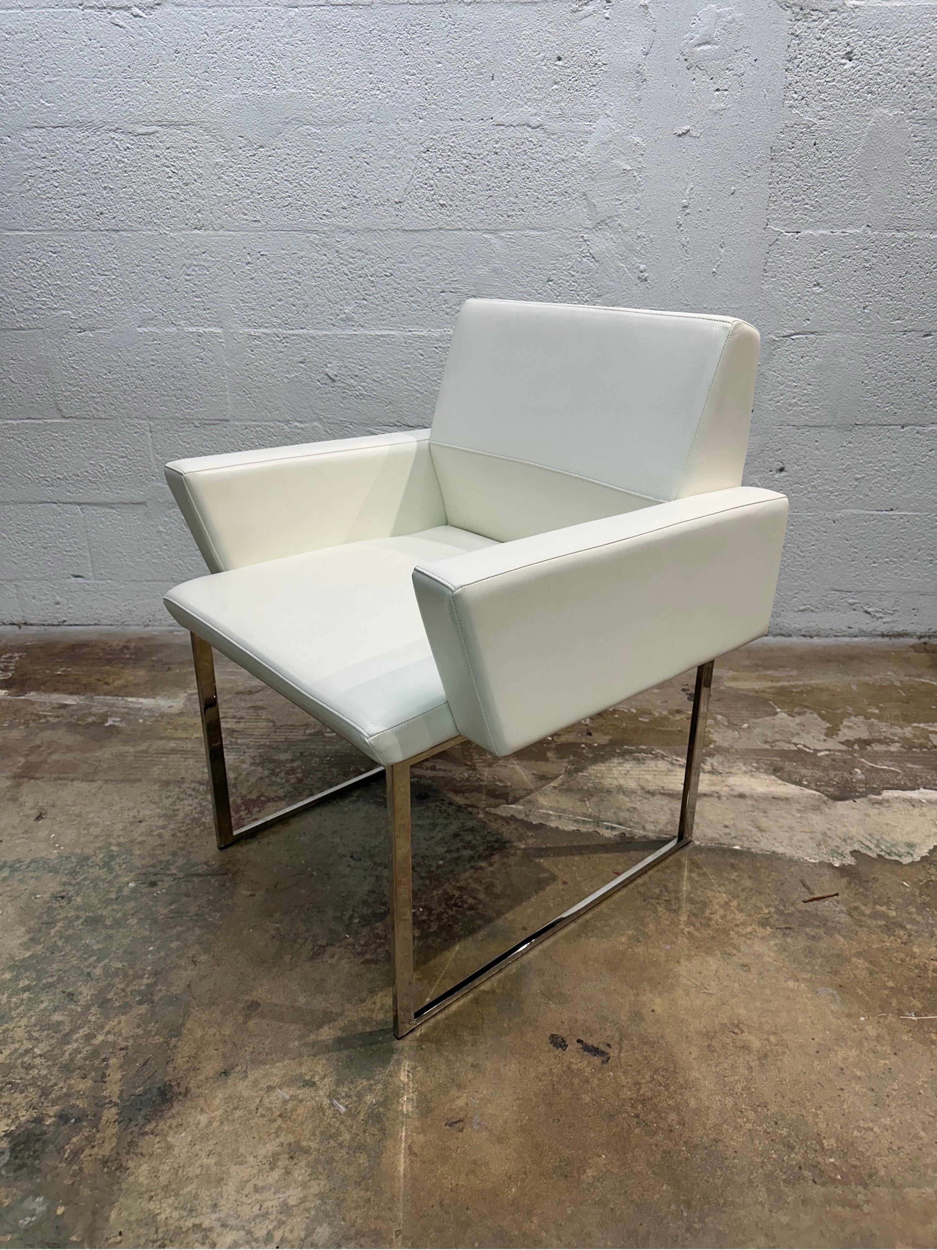 Chaises à accoudoirs de salle à manger Brueton en Naugahyde blanc et structure chromée - Dix disponibles en vente 1