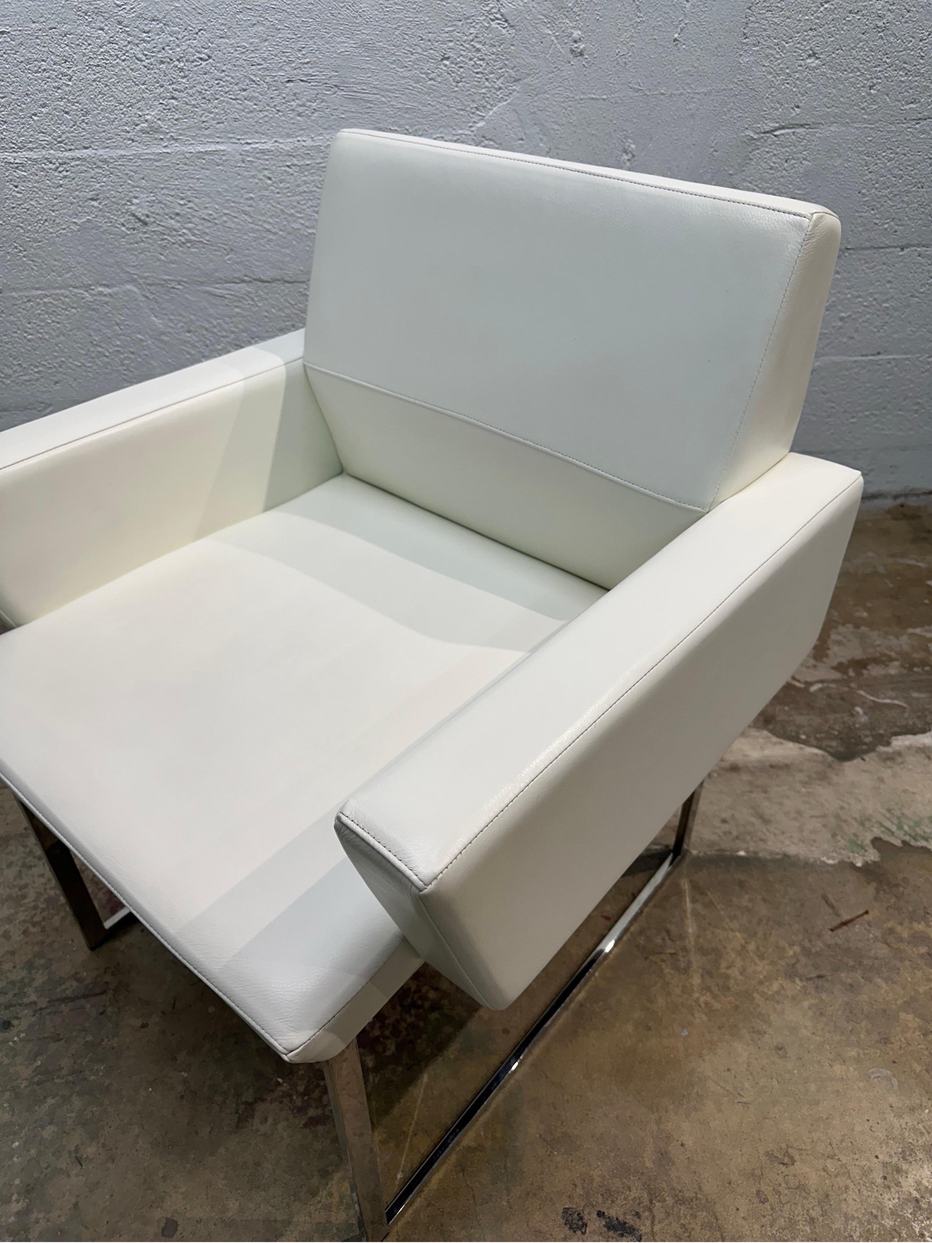 Brueton Esstischstühle mit weißem Naugahyde und Chromgestell - Zehn Stück erhältlich im Angebot 2