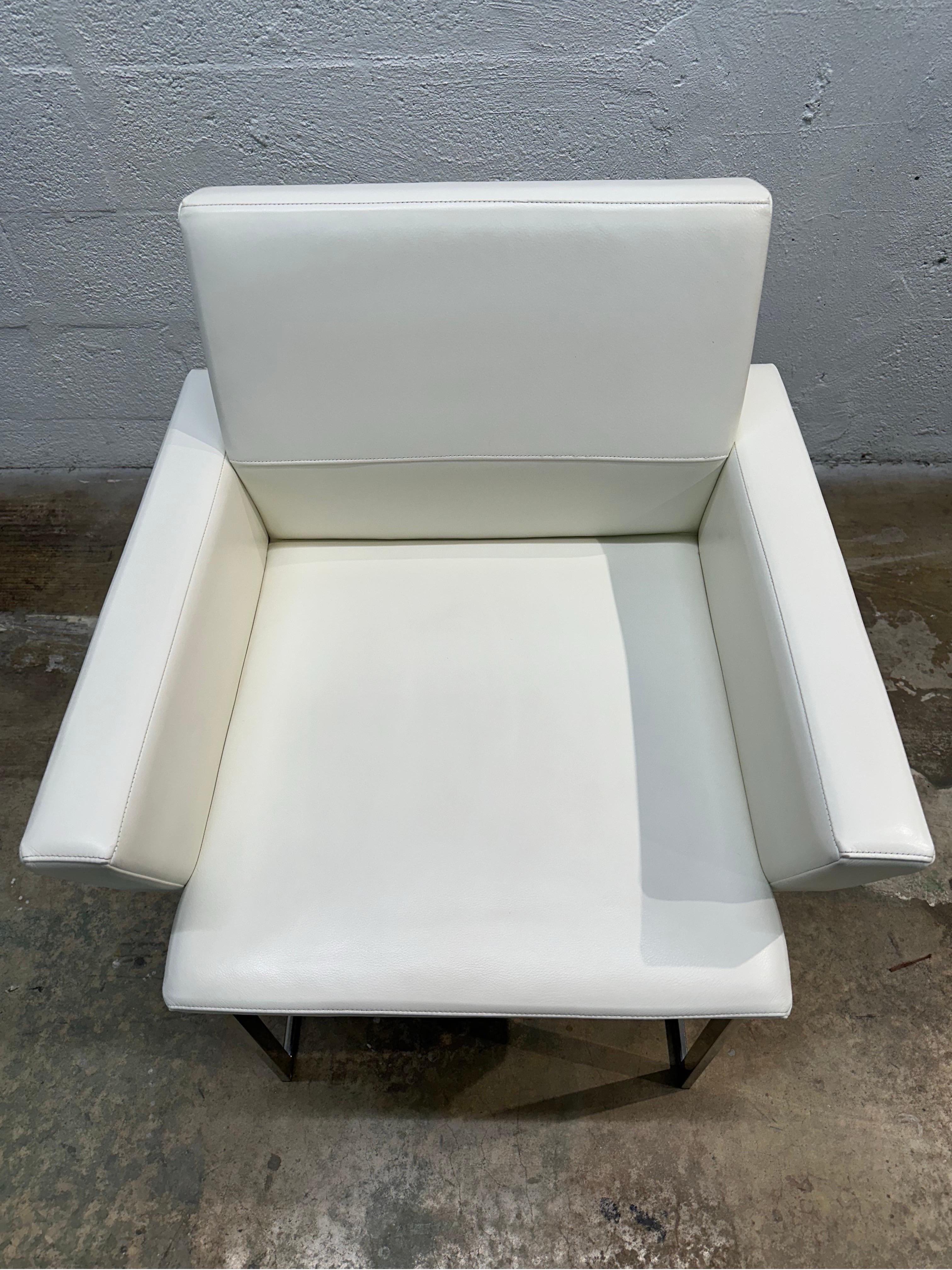 Chaises à accoudoirs de salle à manger Brueton en Naugahyde blanc et structure chromée - Dix disponibles en vente 3