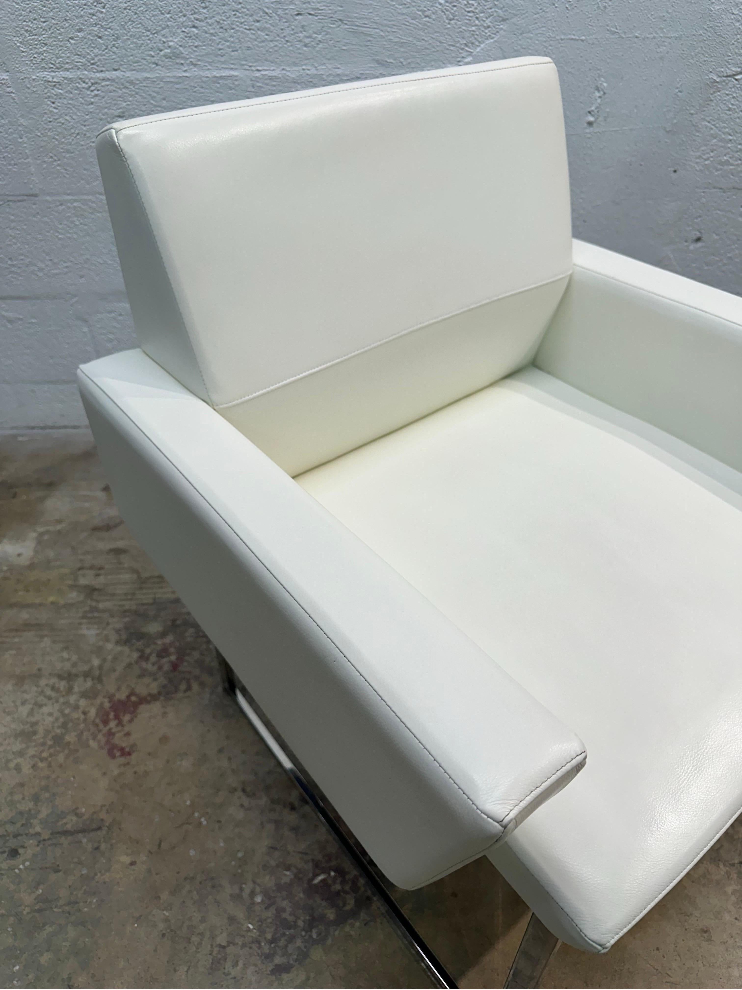Chaises à accoudoirs de salle à manger Brueton en Naugahyde blanc et structure chromée - Dix disponibles en vente 4
