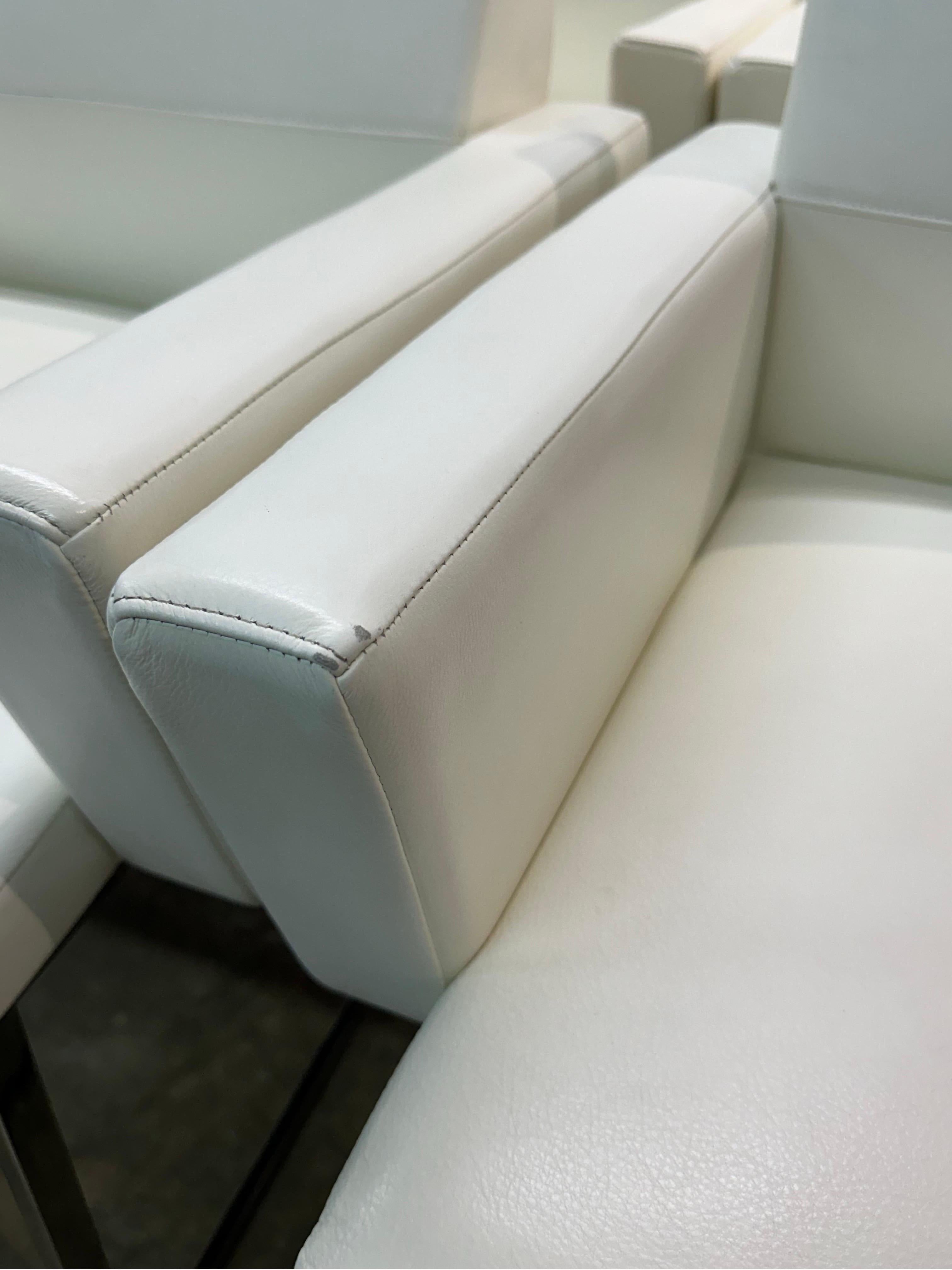 Chaises à accoudoirs de salle à manger Brueton en Naugahyde blanc et structure chromée - Dix disponibles en vente 6