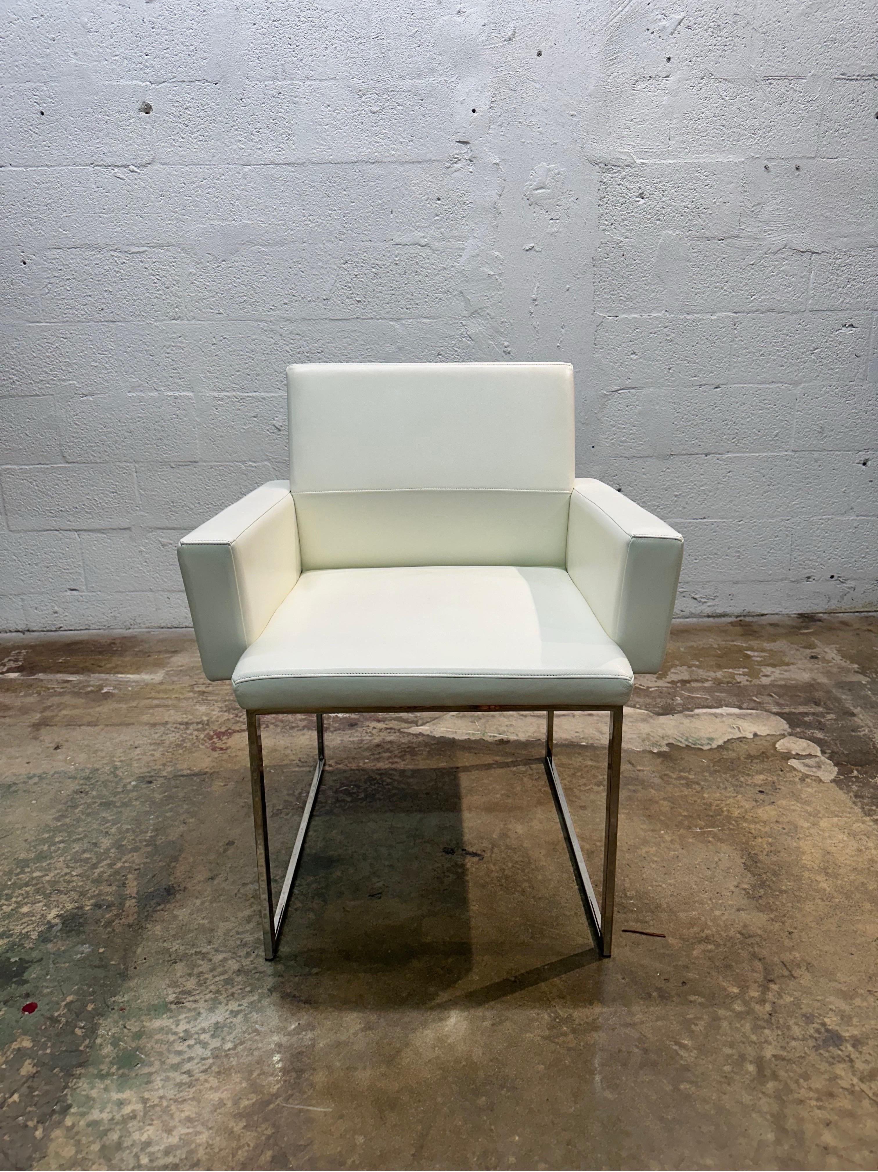 Moderne Chaises à accoudoirs de salle à manger Brueton en Naugahyde blanc et structure chromée - Dix disponibles en vente
