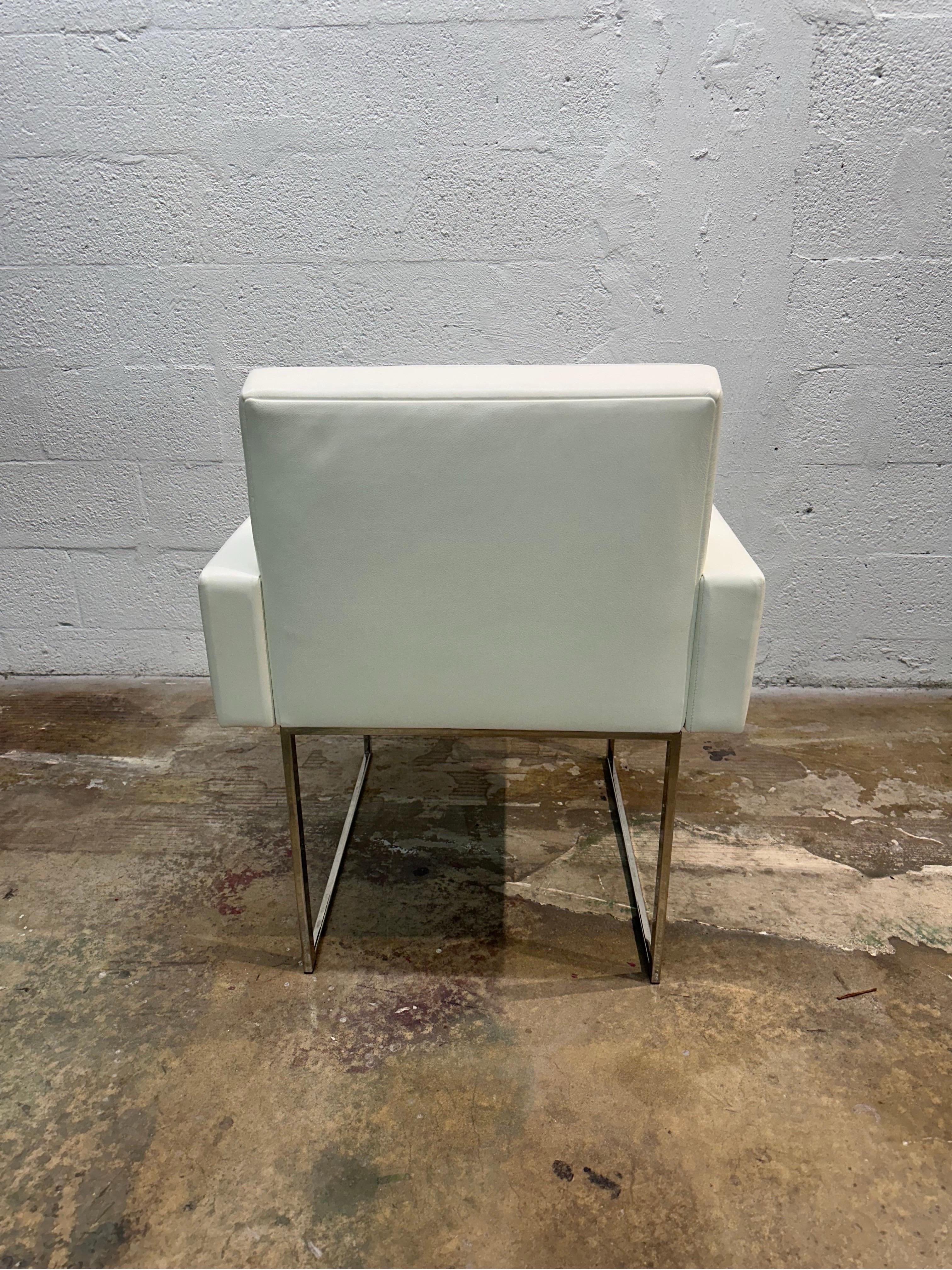 Brueton Esstischstühle mit weißem Naugahyde und Chromgestell - Zehn Stück erhältlich (21. Jahrhundert und zeitgenössisch) im Angebot