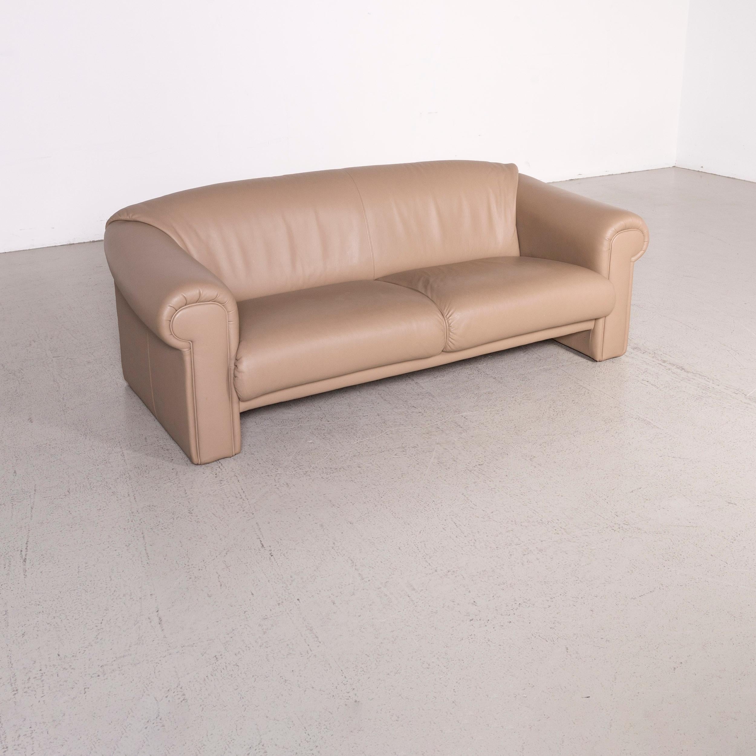 Wir präsentieren Ihnen ein Brühl & Sippold Ampiezza Designer-Ledersofa cognac mit drei Sitzplätzen aus echtem Leder.

Produktabmessungen in Zentimetern:

Tiefe 90
Breite 200
Höhe 75
Sitzhöhe 45
Resthöhe 60
Sitztiefe 50
Sitzbreite