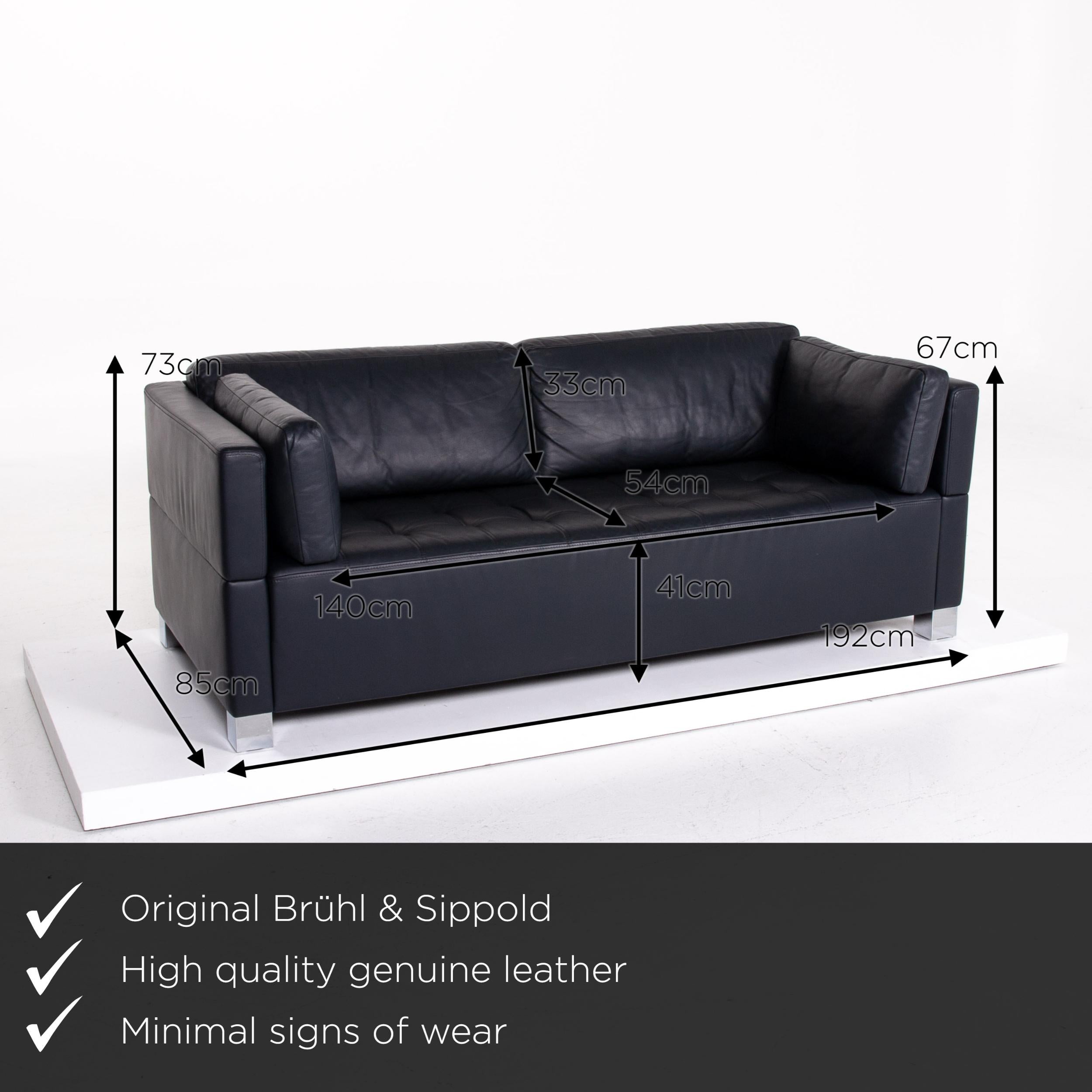 We present to you a Brühl & Sippold Carrée leather sofa dark blue blue three-seat couch.
   
 

 Product measurements in centimeters:
 

Depth 85
Width 192
Height 73
Seat height 41
Rest height 67
Seat depth 54
Seat width 140
Back
