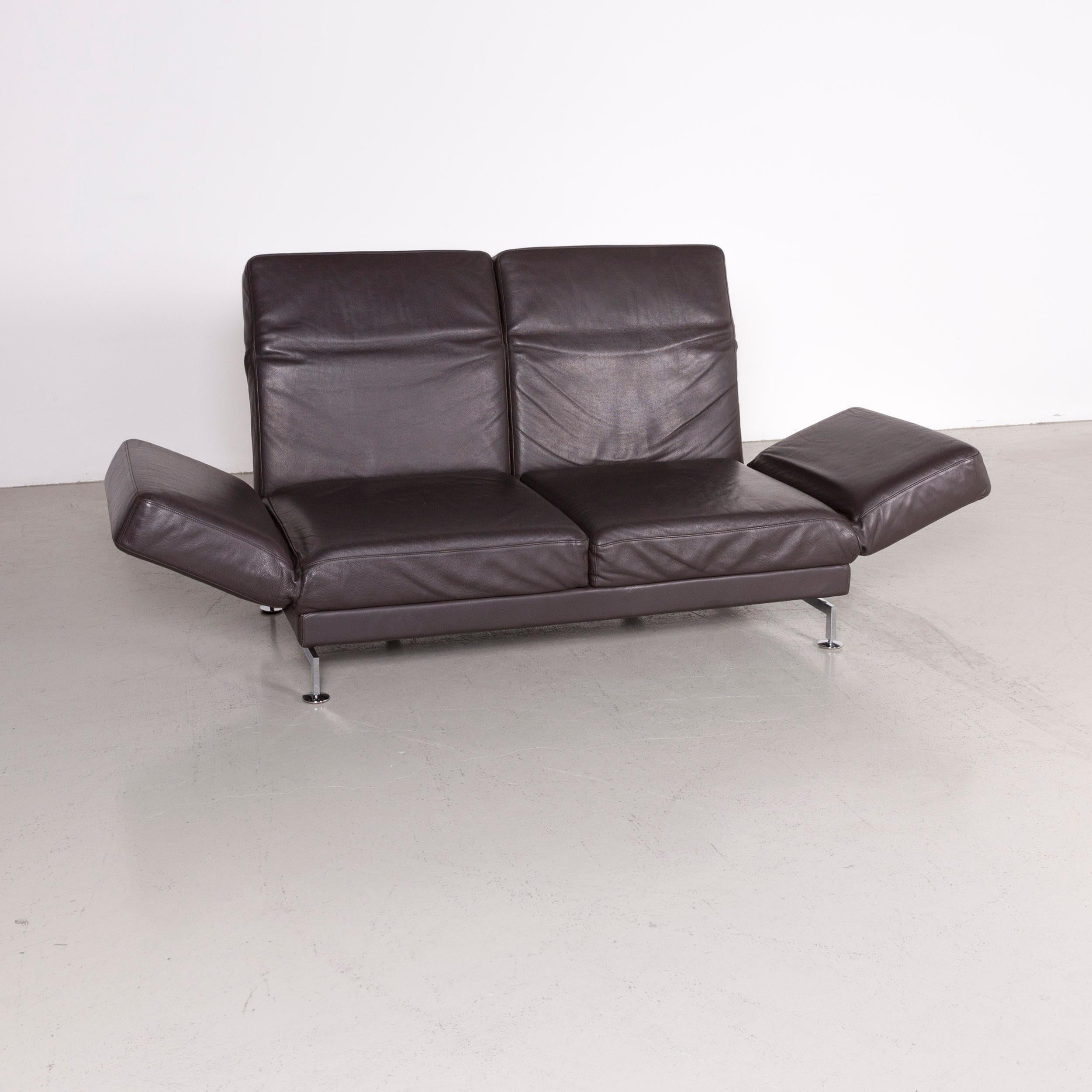 We bring to you a Brühl & Sippold moule designer leather sofa brown two-seat couch with function.











  