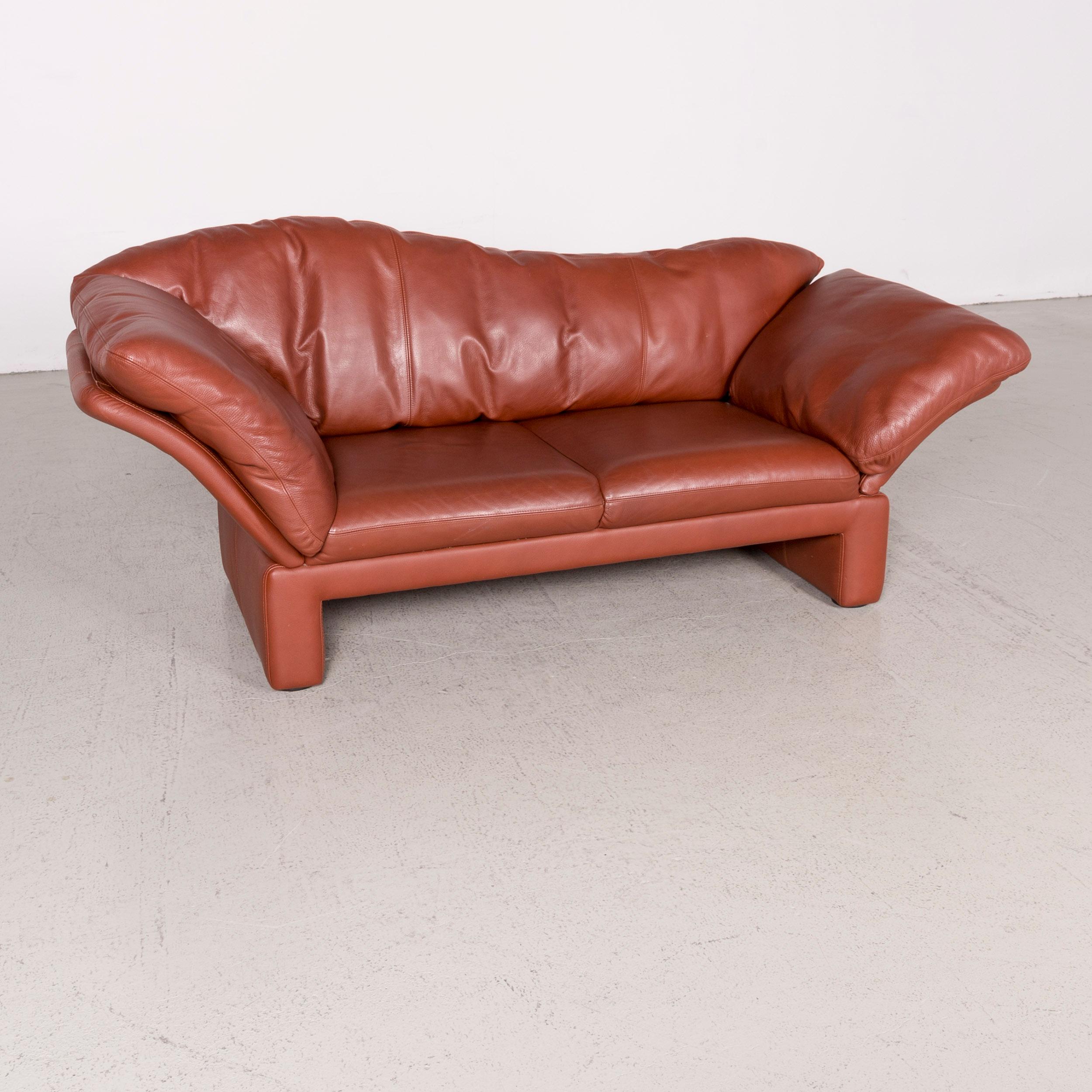Wir präsentieren Ihnen ein Brühl & Sippold Prelude Designer Ledersofa rot Echtleder Zweisitzer.

Produktabmessungen in Zentimetern:

Tiefe 90
Breite 200
Höhe 75
Sitzhöhe 40
Resthöhe 70
Sitztiefe 55
Sitzbreite 110
Rückenhöhe 40.
  