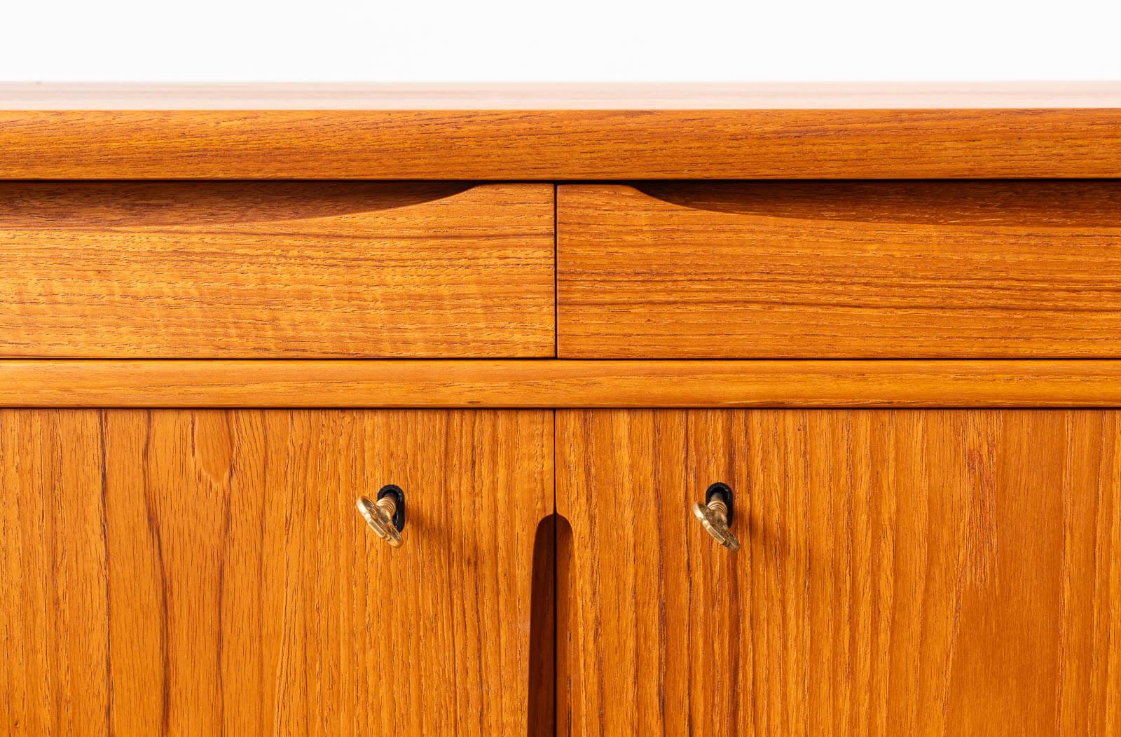 Credenza in teak Bruksbo, design scandinavo e moderno di metà secolo senza tempo in vendita 2