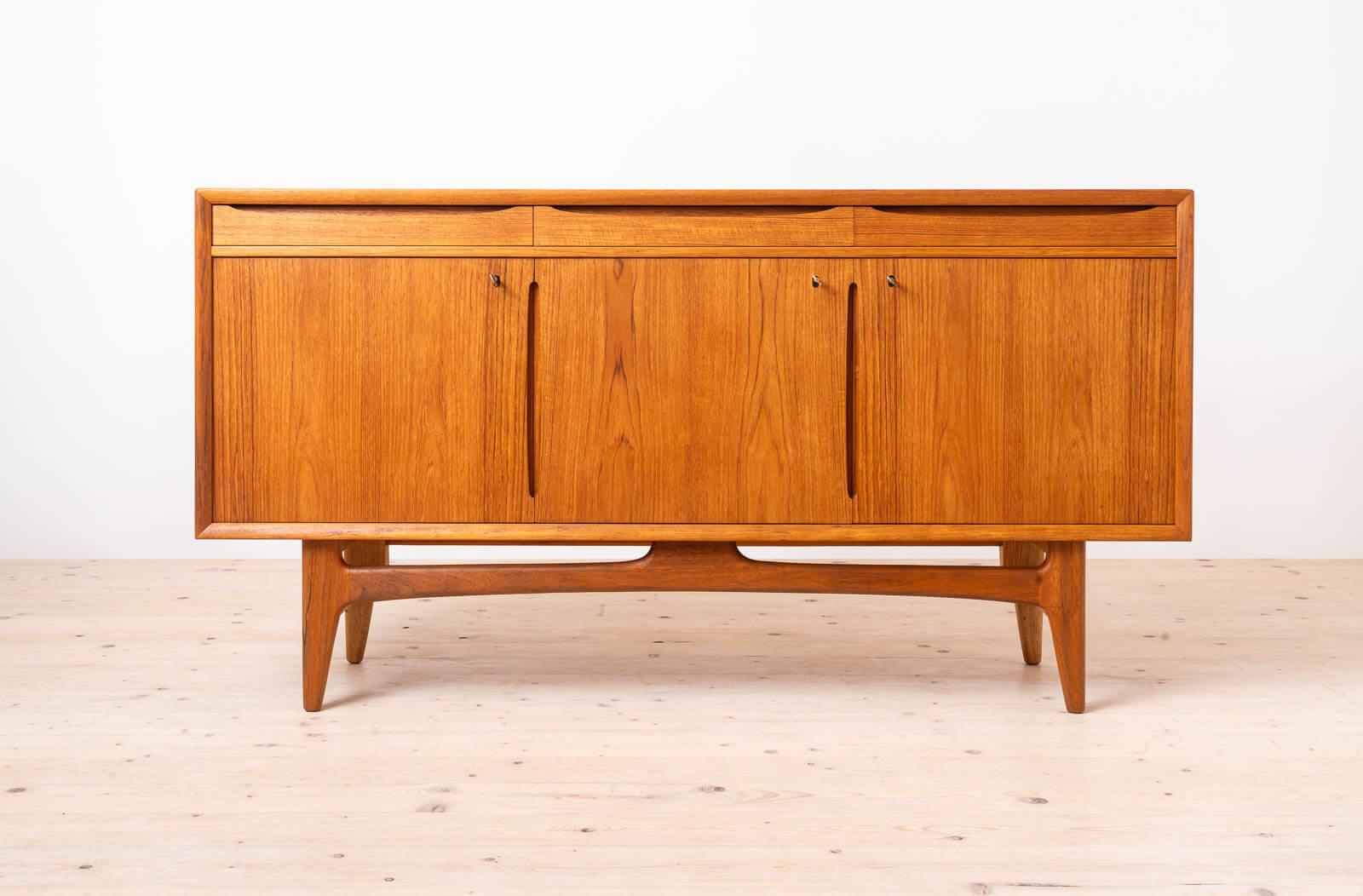 Ti presentiamo la credenza prodotta dalla famosa manifattura BRUKSBO: uno squisito capolavoro che fonde perfettamente l'eleganza senza tempo del Design Modern/One scandinavo con l'iconico fascino dell'estetica Mid-Century Modern, trasportandoti