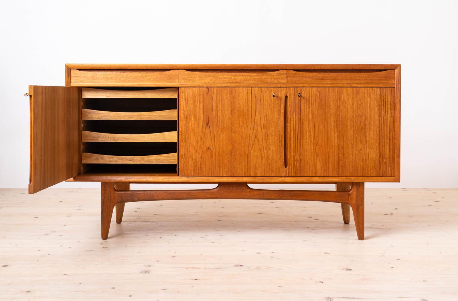 Mid-Century moderno Credenza in teak Bruksbo, design scandinavo e moderno di metà secolo senza tempo in vendita