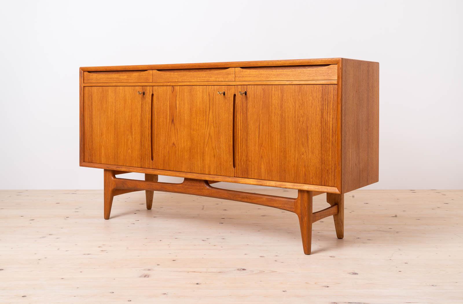 A olio Credenza in teak Bruksbo, design scandinavo e moderno di metà secolo senza tempo in vendita