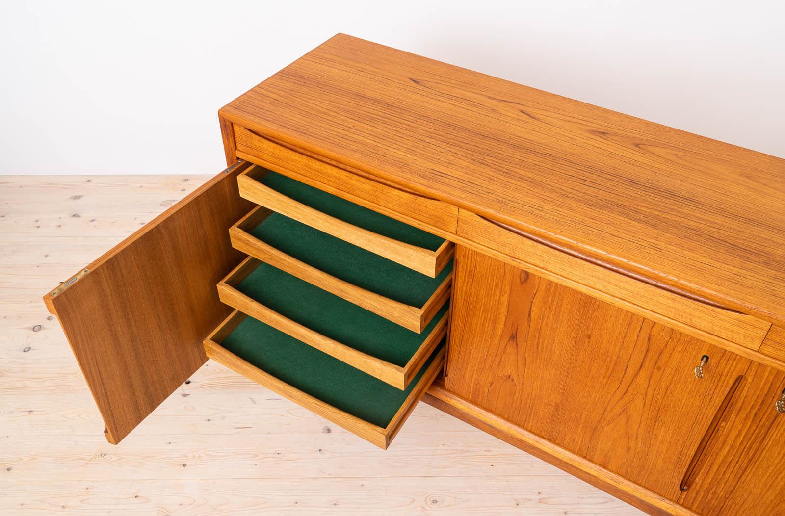 Metà XX secolo Credenza in teak Bruksbo, design scandinavo e moderno di metà secolo senza tempo in vendita