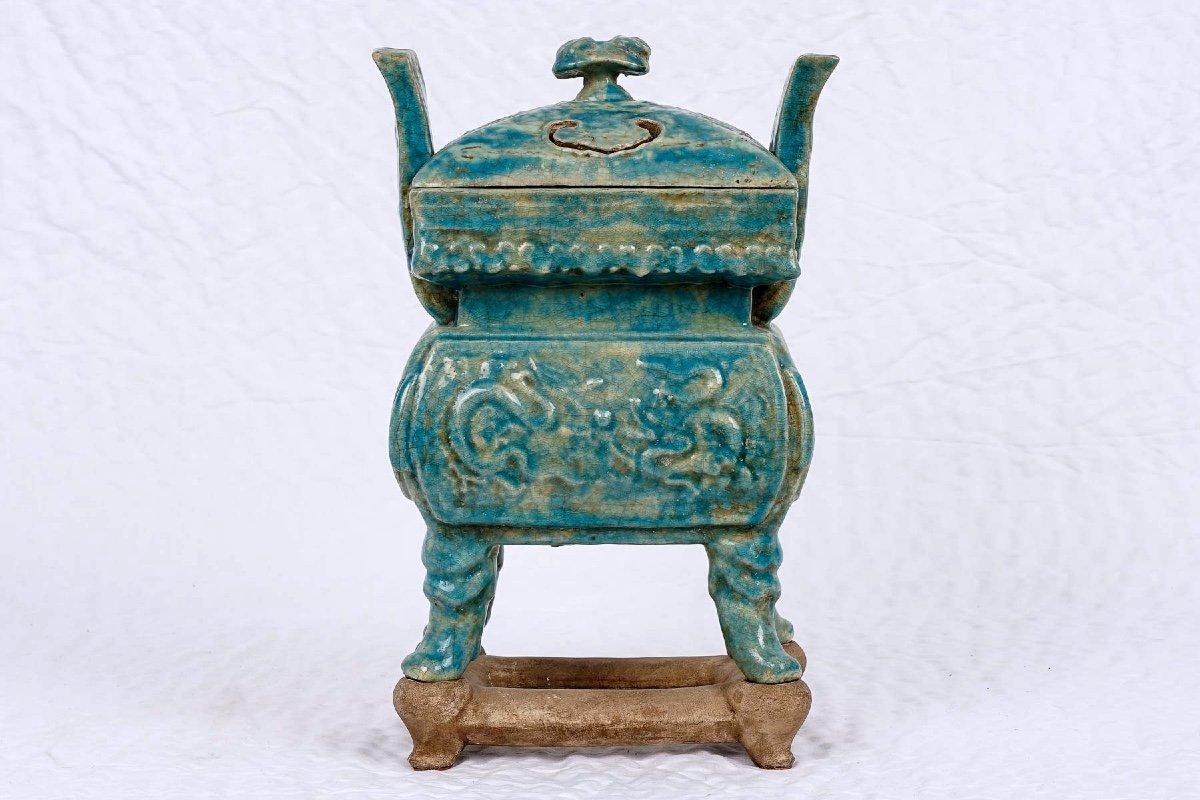 Magnificent Chinese perfume burner in porcelain stoneware with turquoise glaze.
Very fine work from the Qing Dynasty, in the Ming style, with its shape directly inspired by archaic Shang vessels, quadripod, it has 2 curved handles and its lid is