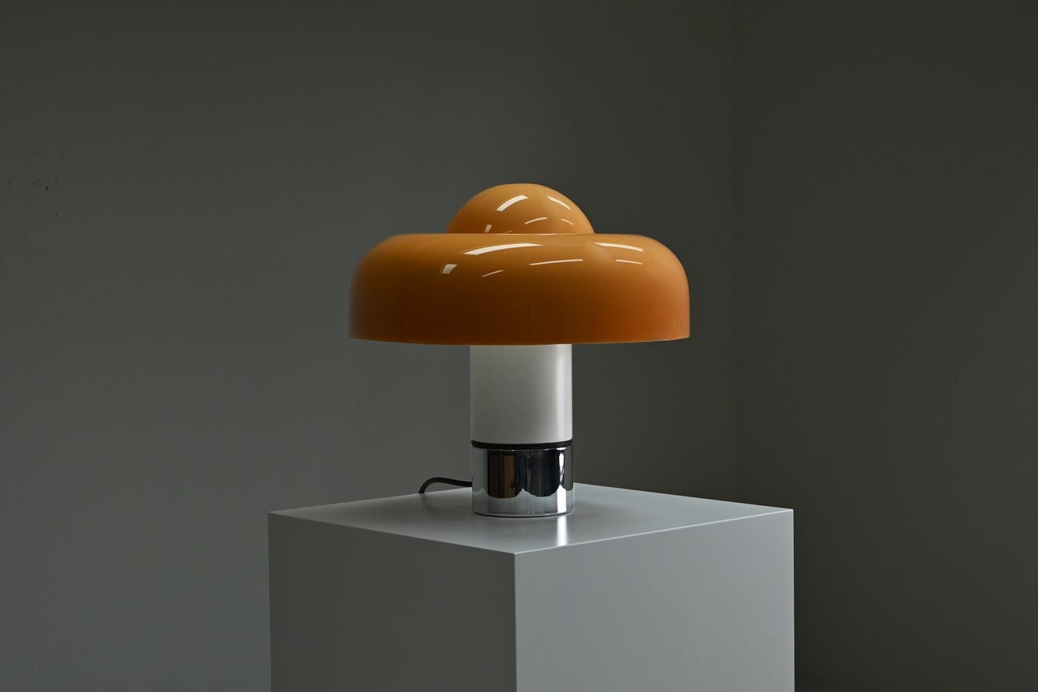 Mid-Century Modern Brumbry table lamp by Luigi Massoni for Harvey Guzzini, 1960s Italy. For Sale