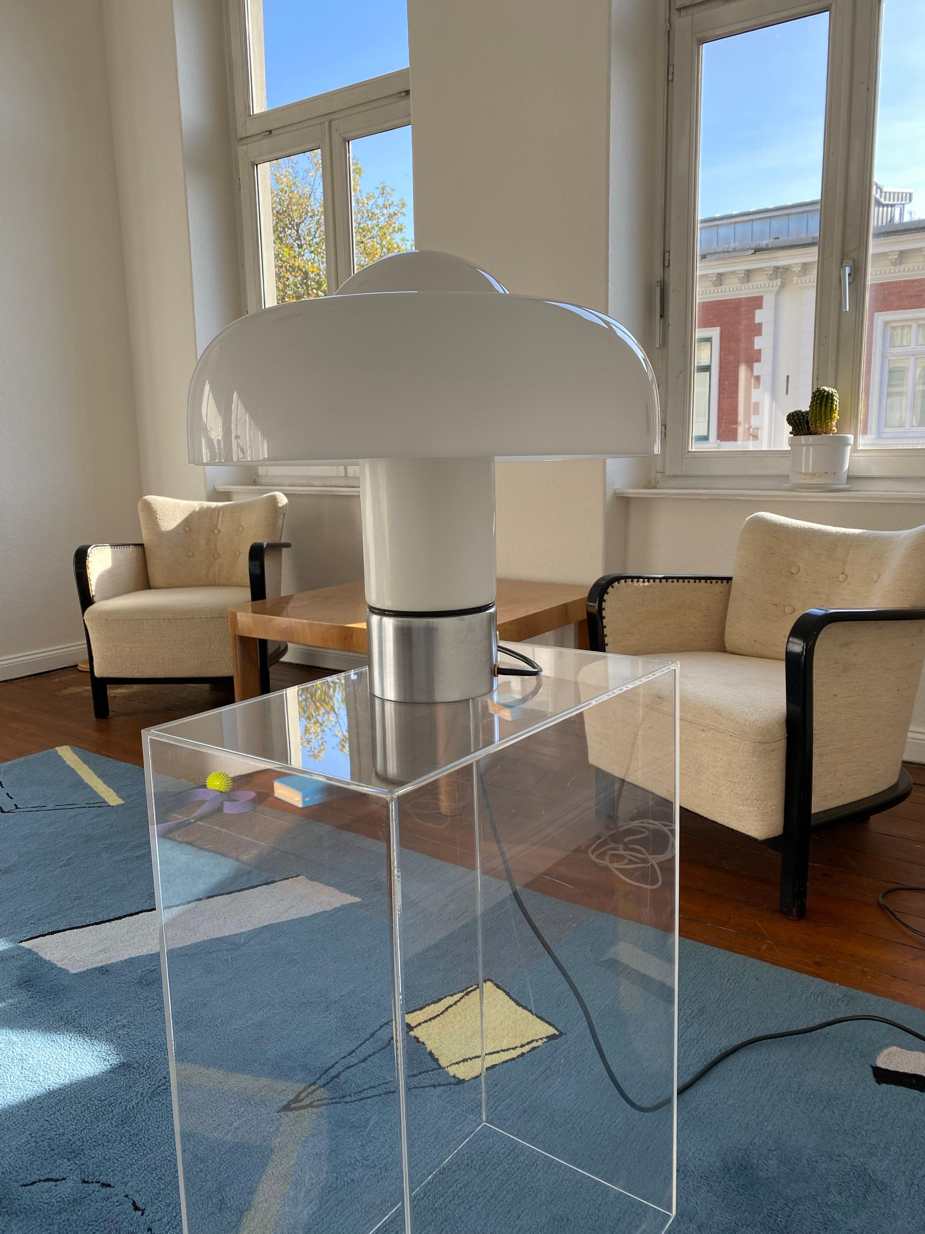 An extremely rare and early version of the famous Brumbry or sometimes also named Brumbury Table Lamp designed by Luigi Massoni.
This first edition of this Lamp type was produced by Meblo in Yugoslavia which cooperates in these days with Harvey