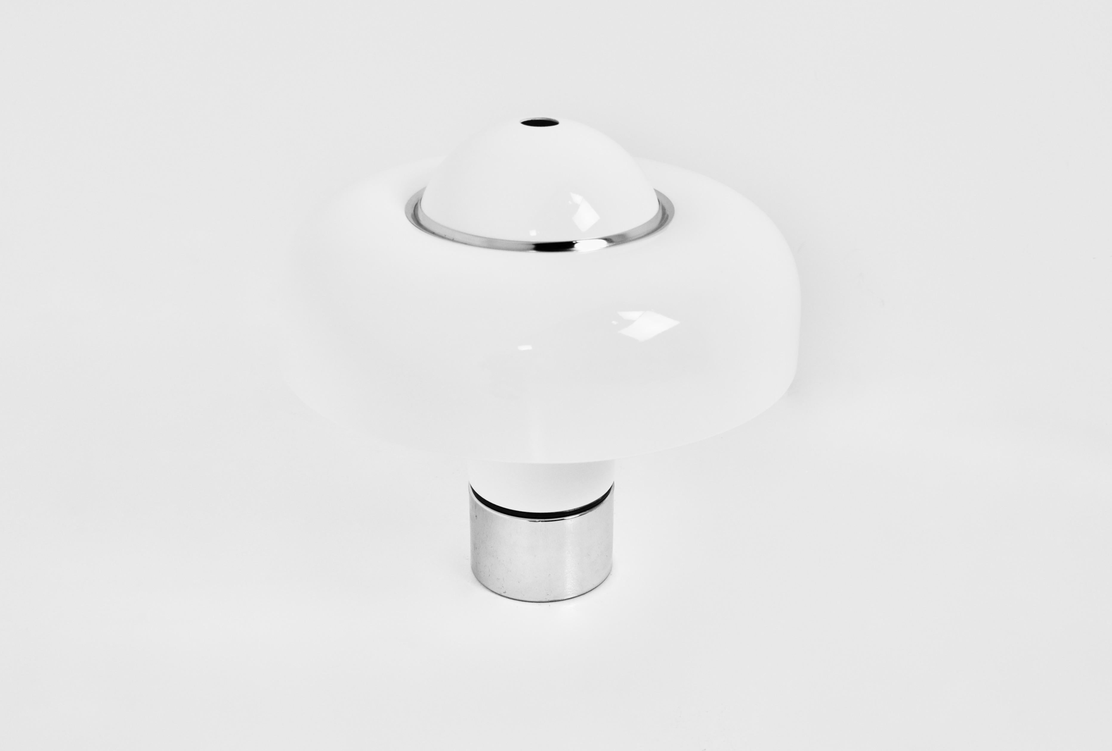 Lampe en plastique blanc et métal de Luigi Massoni. Modèle : Brumbury. Double interrupteur pour choisir d'allumer une partie ou la totalité de la lumière. Usure due au temps et à l'âge de la lampe.