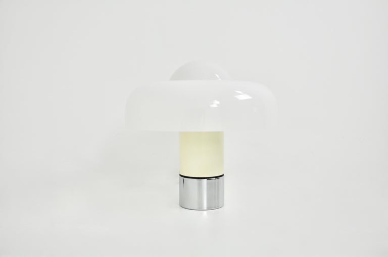 White plastic and metal lamp. Double switch to choose to light a part or the whole. Wear due to time and age of the lamp.