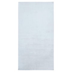 "Brume": tappeto moderno in seta grigio chiaro, annodato a mano, di Doris Leslie Blau