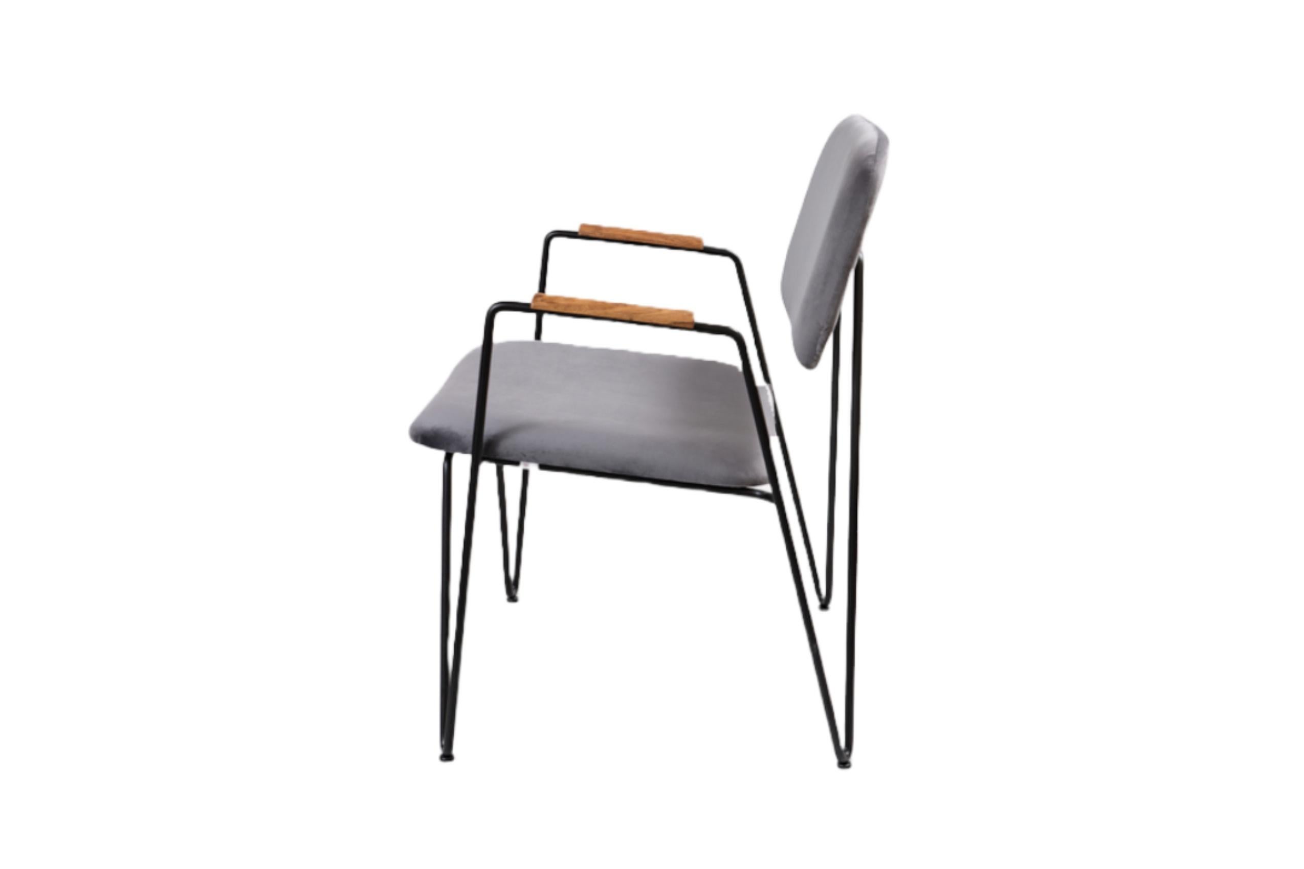 Minimalistischer Sessel „Bruna“ aus lackiertem Stahl und handgewebtem Samt (Moderne) im Angebot
