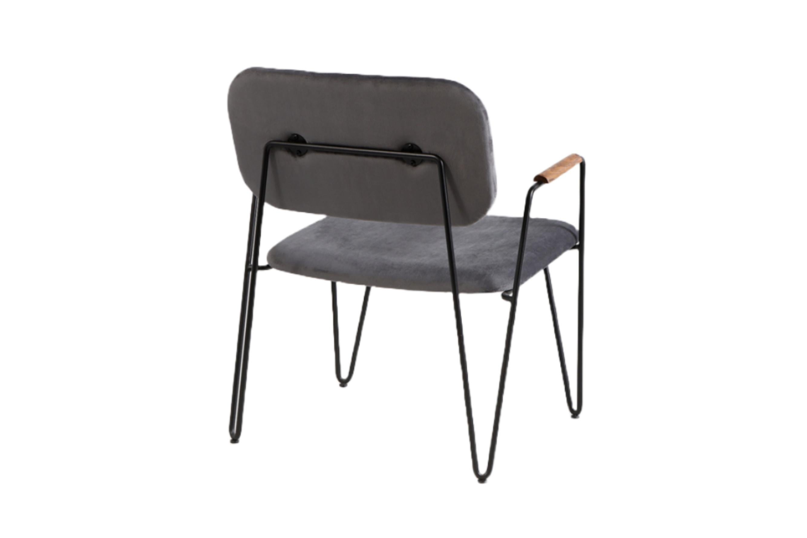Minimalistischer Sessel „Bruna“ aus lackiertem Stahl und handgewebtem Samt (Brasilianisch) im Angebot