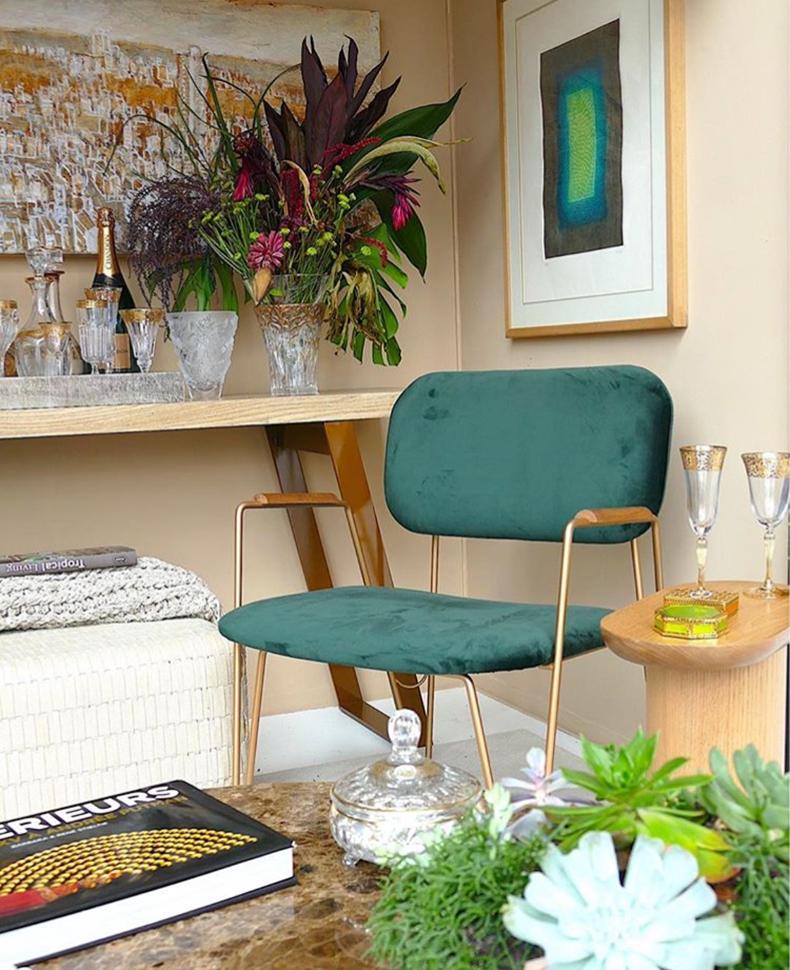 Minimalistischer Sessel „Bruna“ aus lackiertem Stahl und handgewebtem Samt im Angebot 1