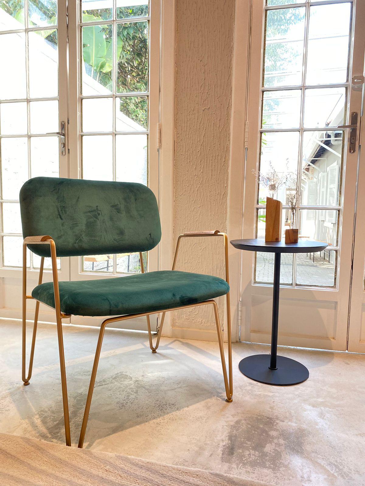 Minimalistischer Sessel „Bruna“ aus lackiertem Stahl und handgewebtem Samt im Angebot 2