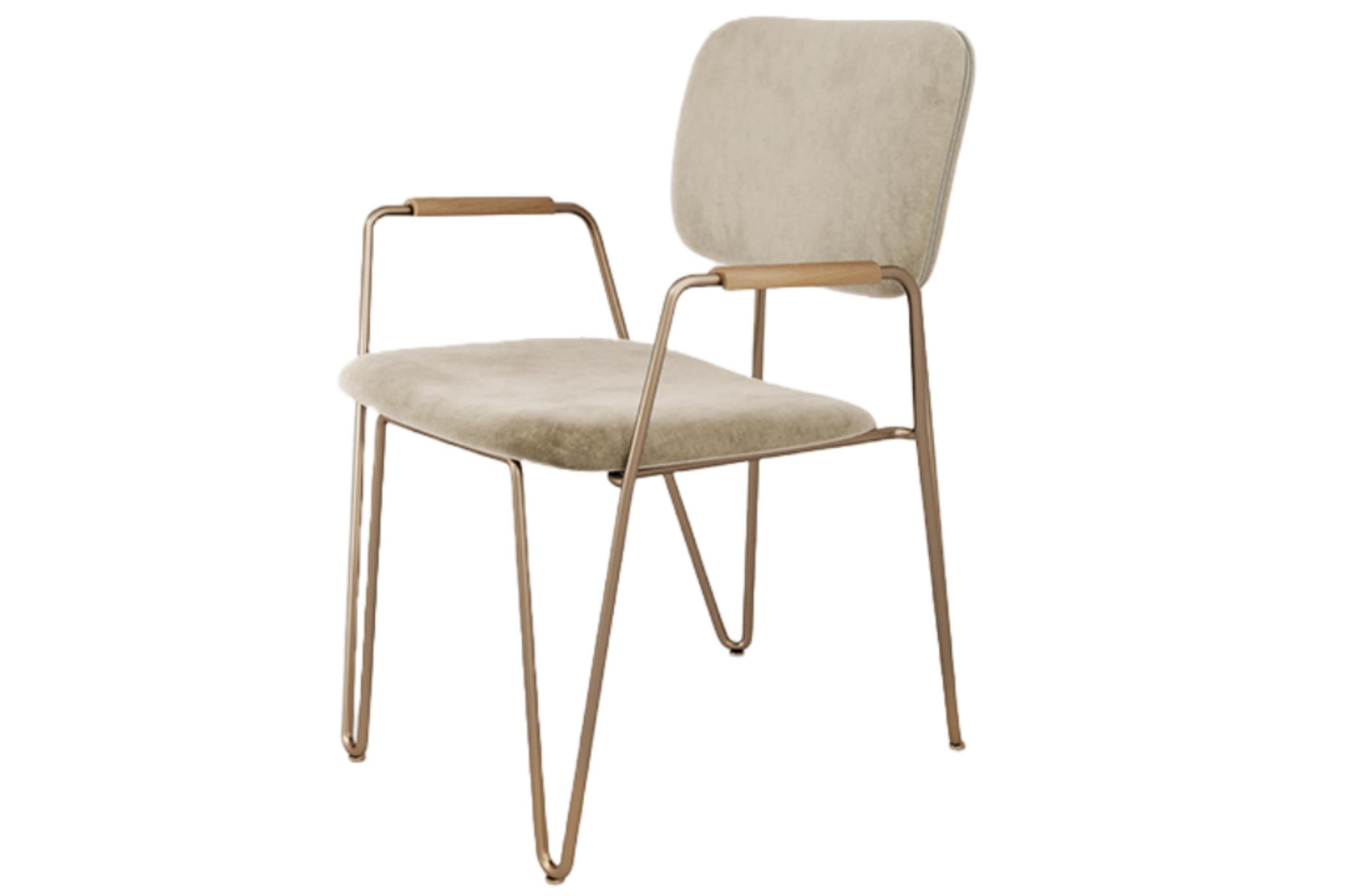 Brésilien Chaise minimalisteBruna avec bras en acier peint et velours tissé à la main en vente