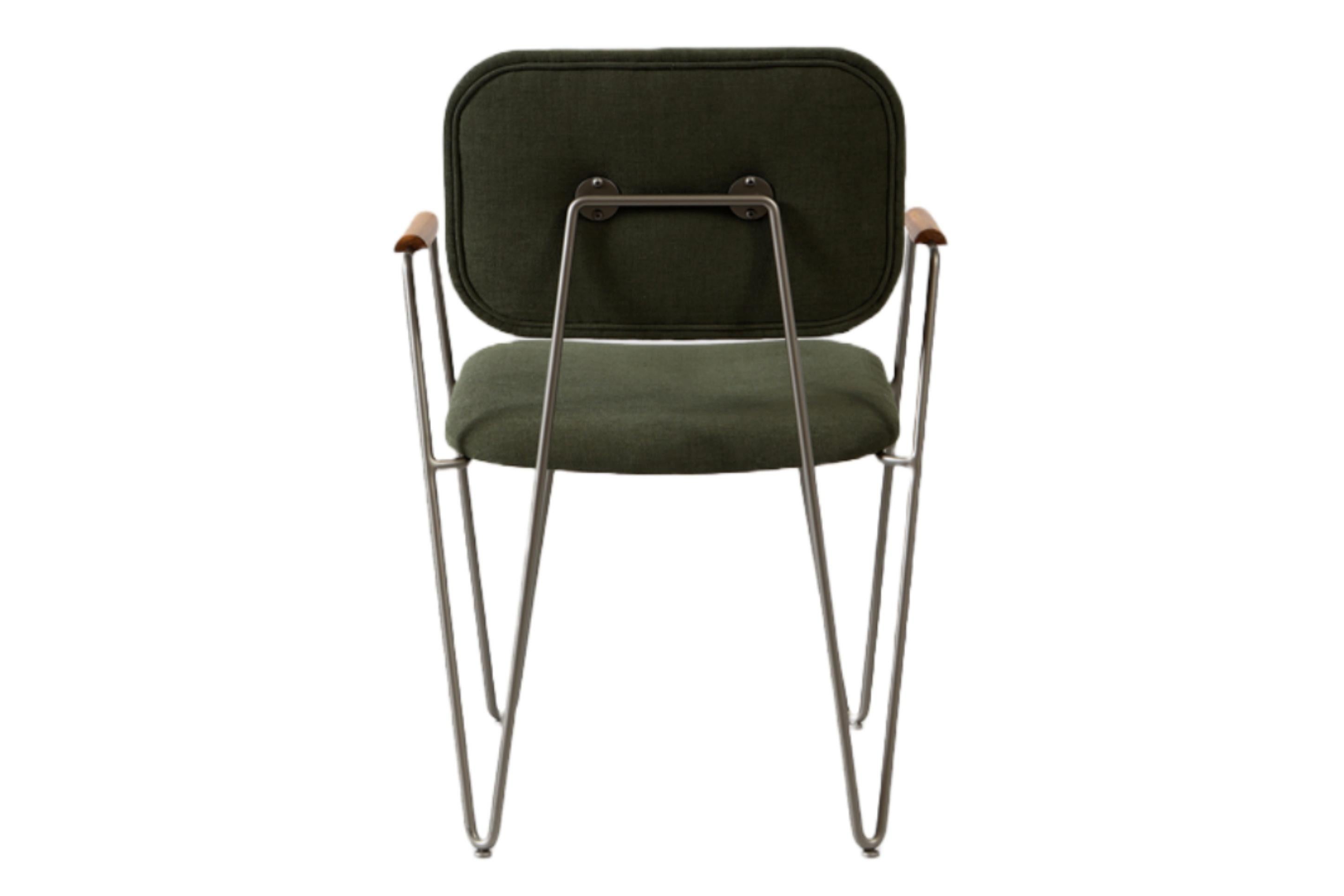 Moderne Chaise minimalisteBruna avec bras en acier peint et velours tissé à la main en vente
