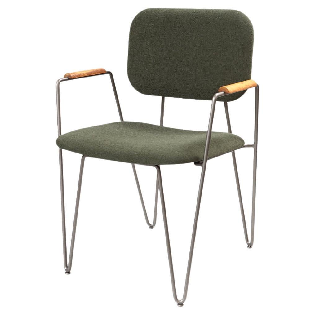 Minimalistischer Stuhl „Bruna“ mit Armlehnen aus lackiertem Stahl und handgewebtem Samt
