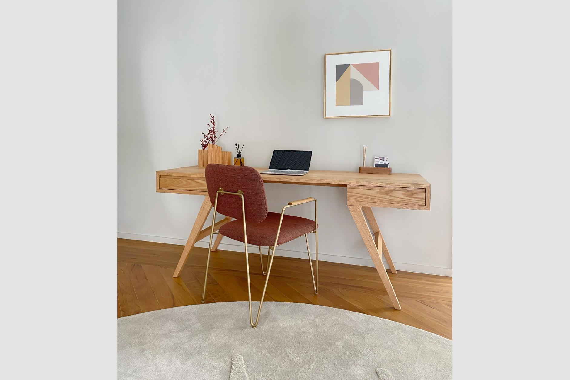 Chaise minimalisteBruna avec bras en acier peint et velours tissé à la main en vente 1