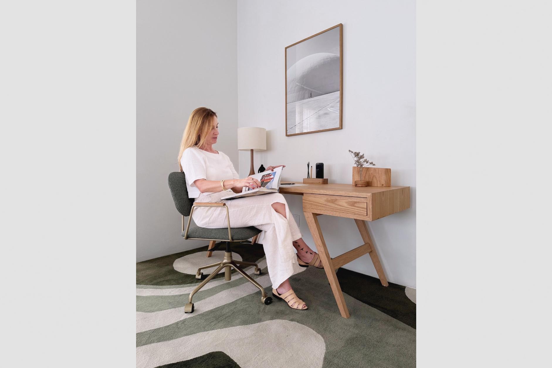 La sedia girevole Bruna - Office fa parte di una collezione che mette in risalto la leggerezza del metallo, esplorata in un design sofisticato e funzionale per gli ambienti di lavoro. Alessandra Delgado ha utilizzato tubi sottili e delicati,