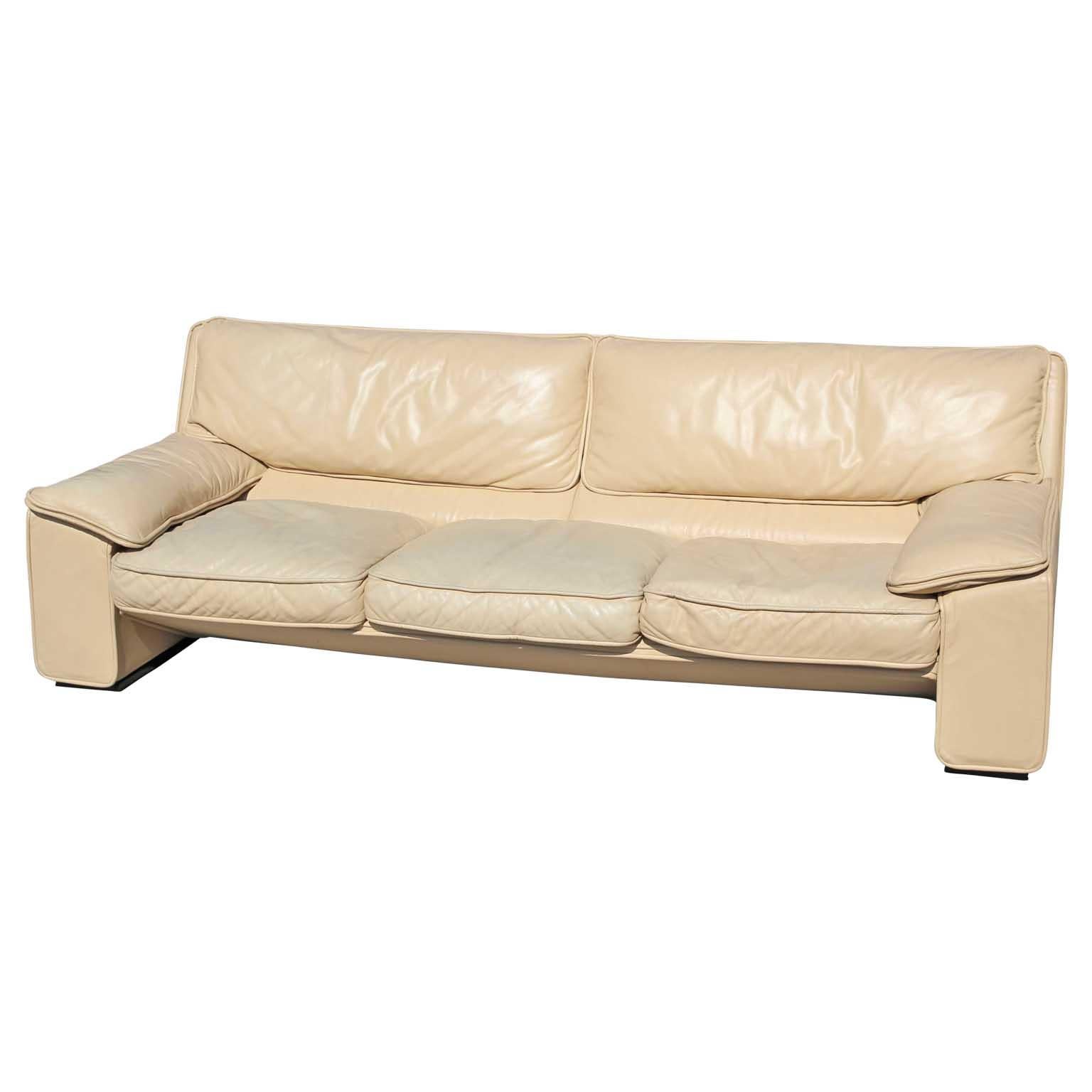 Brunati Italian Postmodern cream leather three-seat sofa. Our leather specialist can restore the imperfections for around $900 if desired.

Measures: H 30 x W 90 x D 35
SH 14.
    